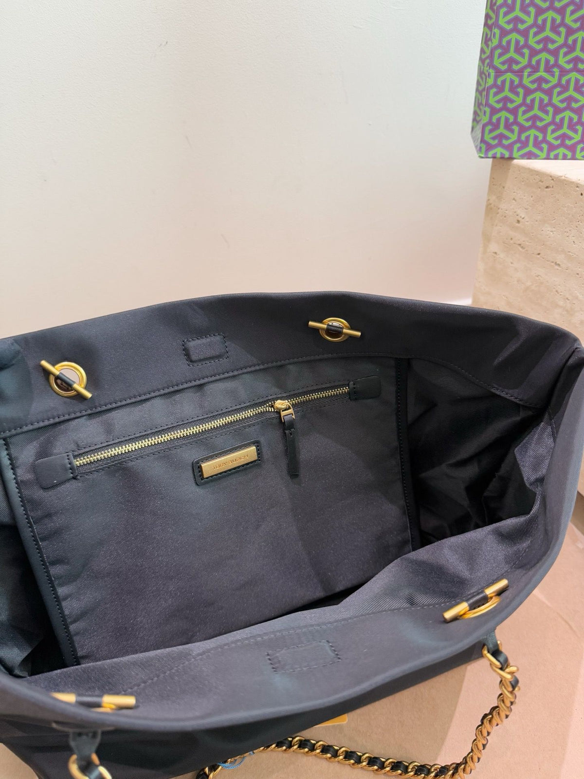 The Tory Burch shopping bag TB is full of classic texture