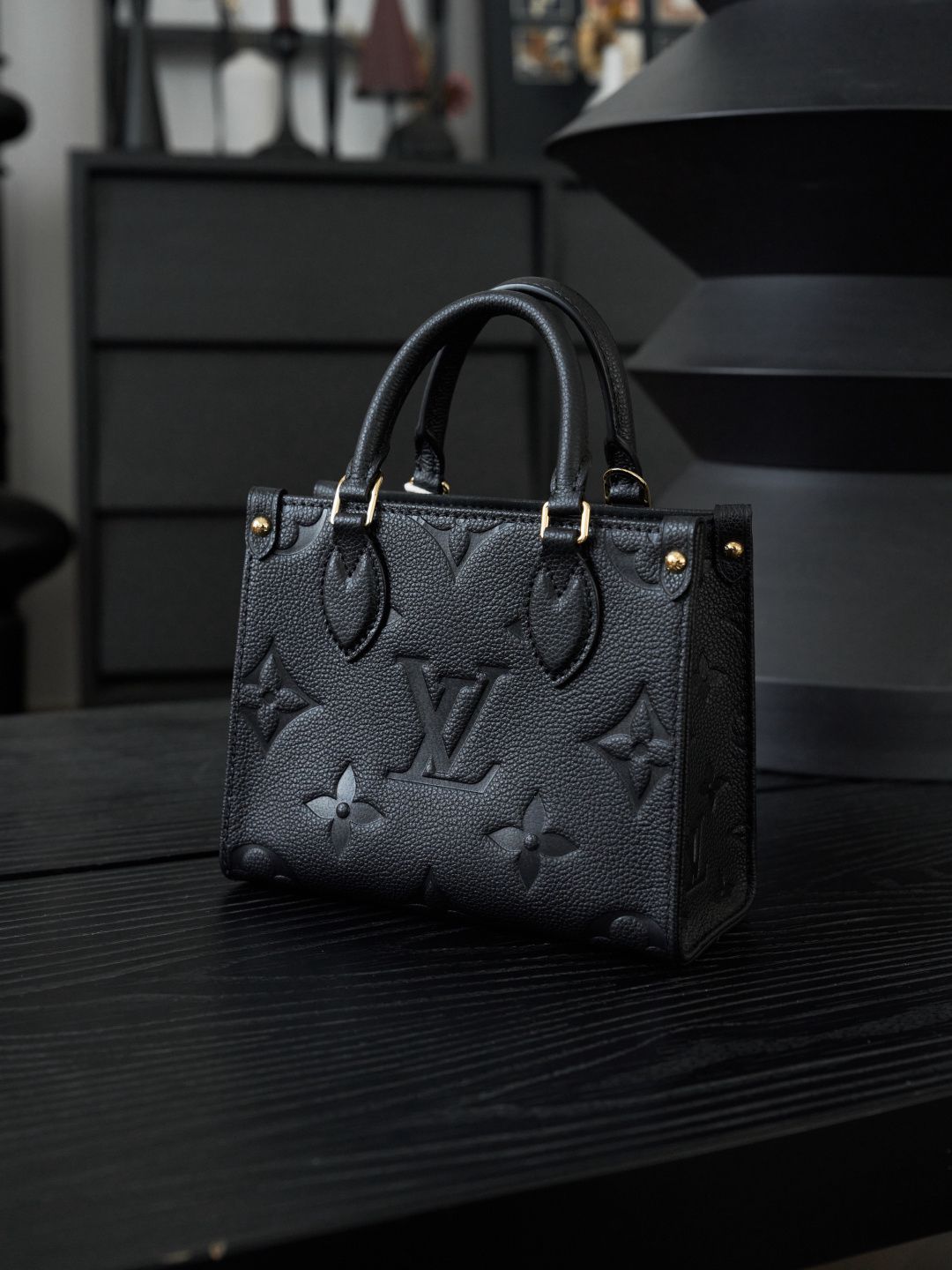 ONTHEGO BB handbag M46993 P1200, made of original calfskin, featuring all-steel vacuum plating and a variable code chip version