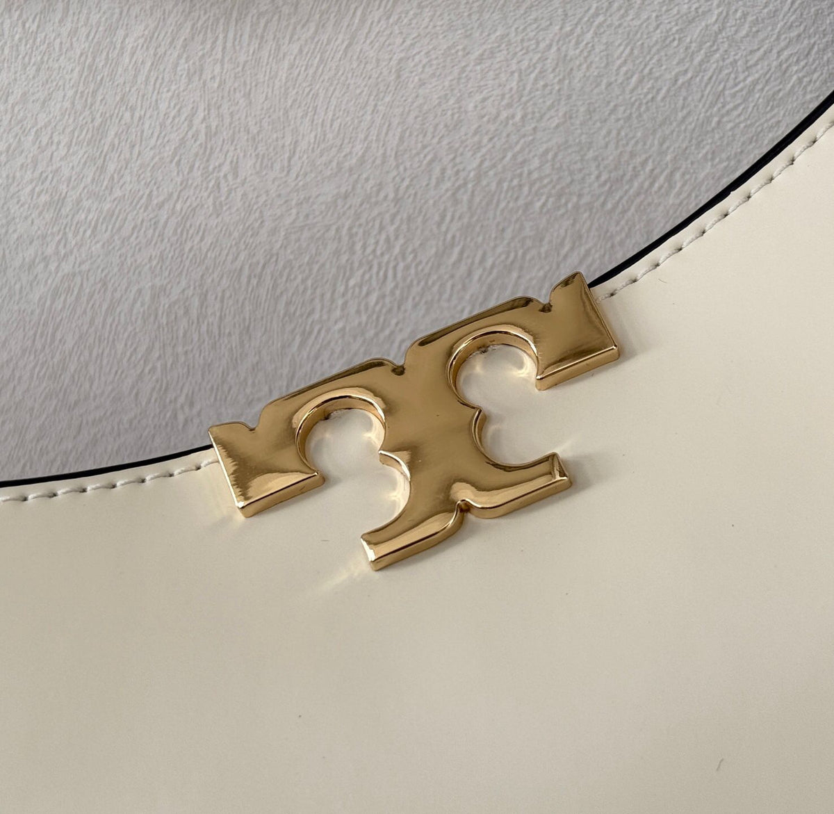 TORY BURCH ELEANOR SLIM SHOULDER BAG New armpit bag Rocket bag has ultra-thin size, upper back is not cumbersome, and it can hold necessities. It is suitable for different occasions. Pure steel hardware magnetic tape opening and closing design. The first