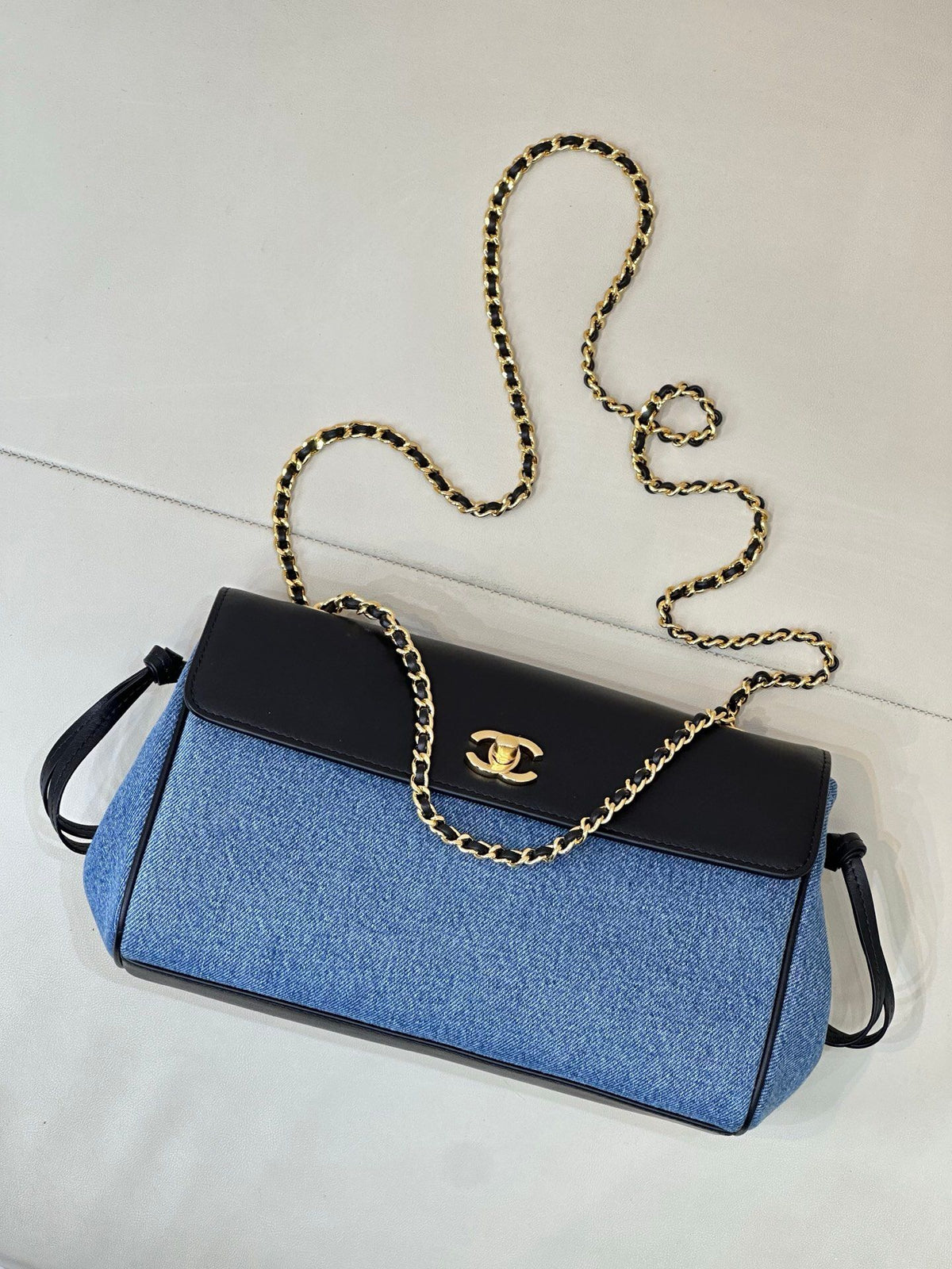 Denim blue. The main body is stone-washed blue denim fabric. The texture of the fabric is clear. It is a natural and soft denim blue. It is not too bright blue. The upper cover is spliced with black smooth first-layer cowhide. The tough denim and the