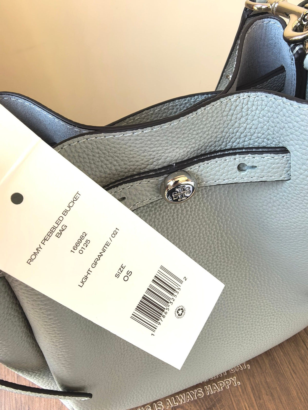 Toryburch's brand new drawstring shopping tote bag with serial number 923 ROMY is a portable crossbody bucket bag made of delicate and thick cowhide material with a soft waist contour. It is the ultimate daily handbag with light weight and spacious interi