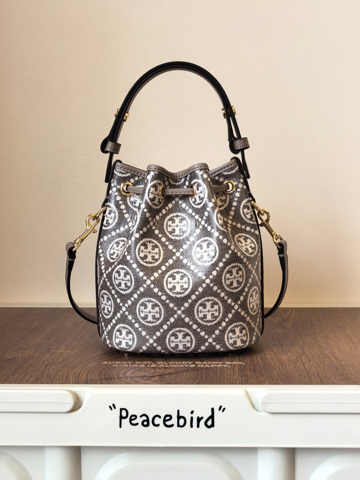 Number 1616, promise me that you must choose this color. Promise me that you must choose this charcoal gray TORY BURCH. It is low-key yet high-end, and can handle any style. The classic TMonogram jacquard pattern is really recognizable, matched with delic