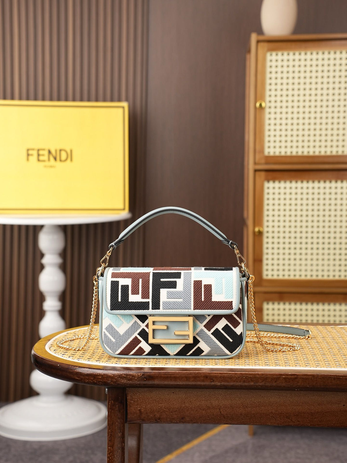 Model 6004, small size 20cm, FENDI's popular classic Baguette, crafted from high-quality canvas with advanced techniques. The entire bag features double FF three-dimensional embroidery, boasting an unparalleled texture. It comes with a detachable shoulder