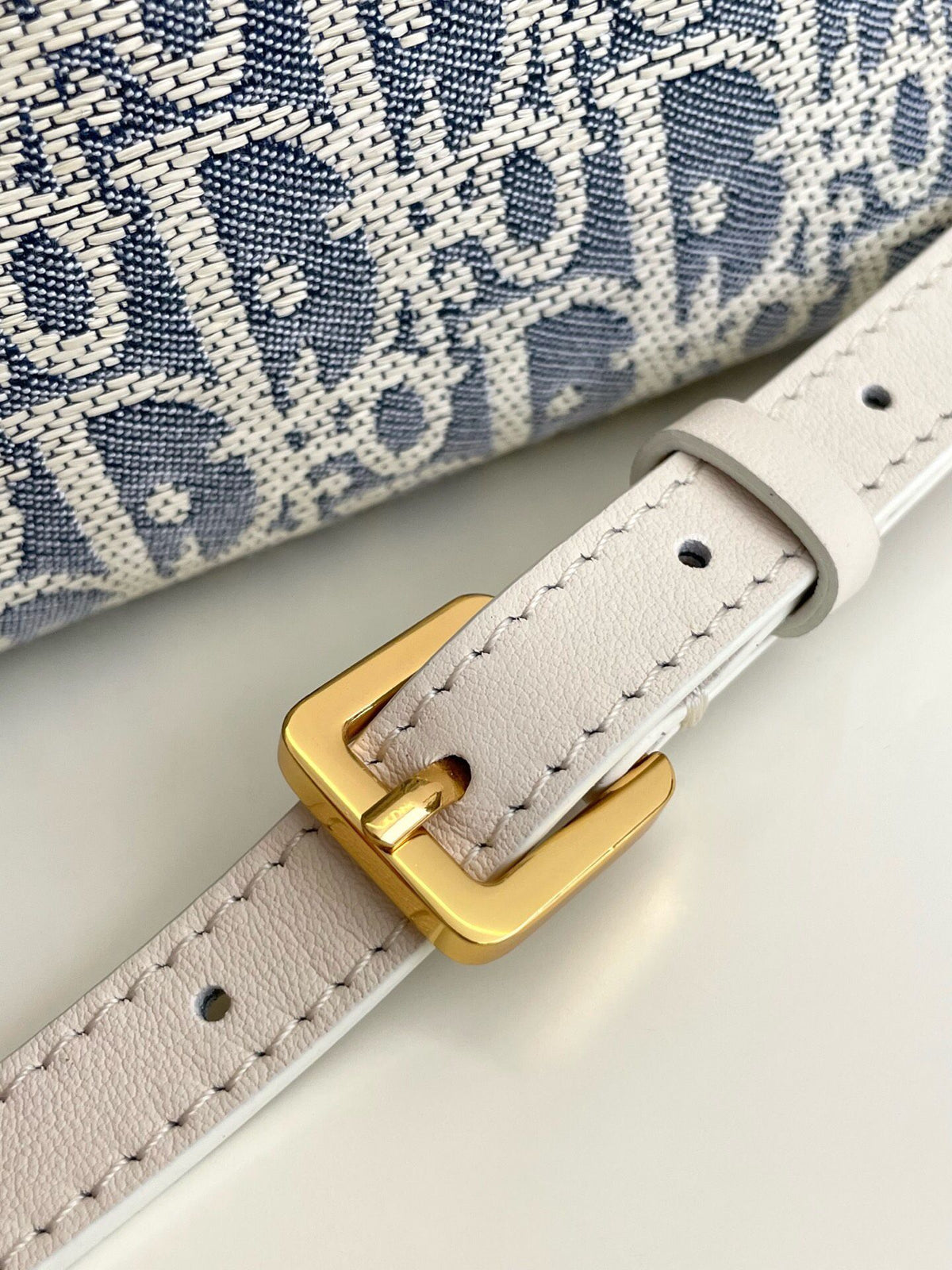 Lunch box bag in stock. Hobo star raffia series. It feels so summery. The sky blue fabric is paired with milky white calfskin. The light color looks fresh and healing. The bag shape design is practical. It is equipped with an adjustable long shoulder