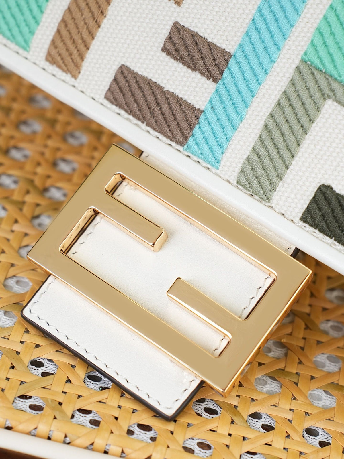 Model 18004, size 266.5 x 13.5 cm, top-grade original FENDI, popular classic Baguette. The raw material is made of high-quality canvas craftsmanship. The entire bag features double FF three-dimensional embroidery, with an unparalleled texture. It comes