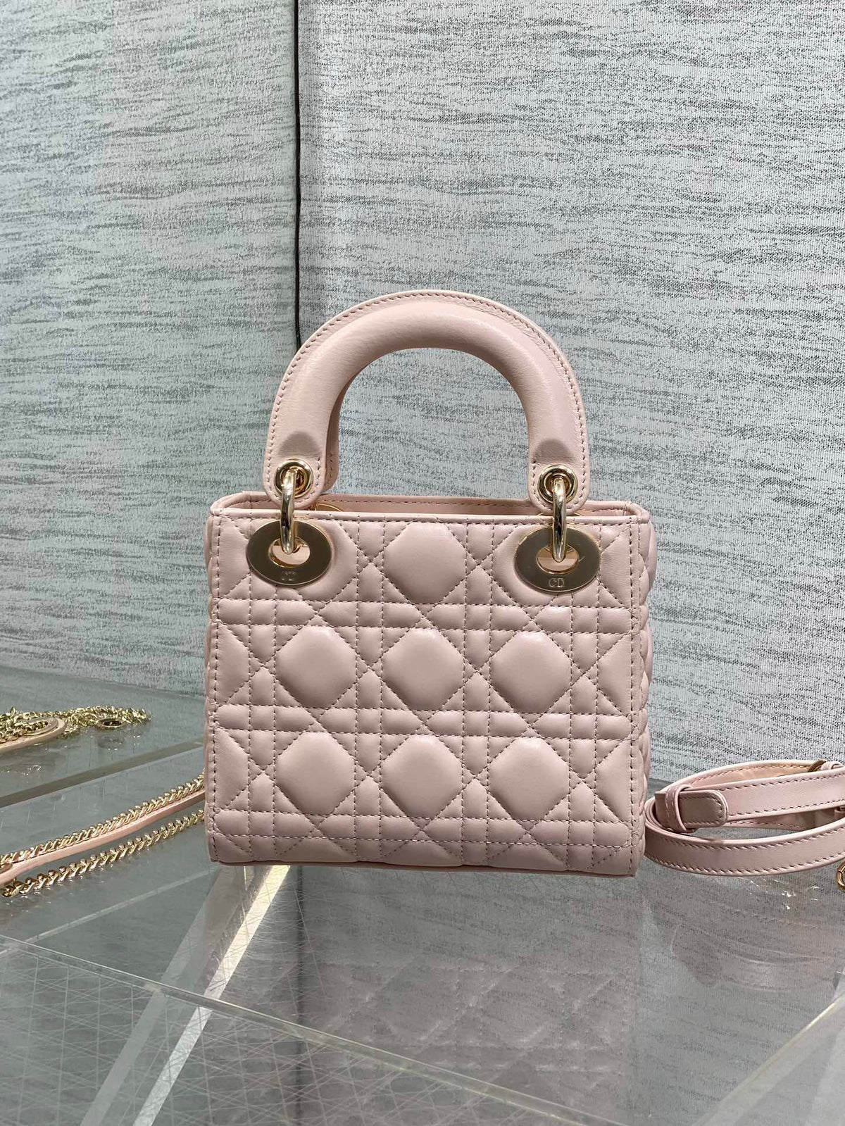 In stock, Classic Lady's latest bow-tie Princess Diana bag. A must-have three-compartment bag for everyone. Charming, elegant and full of aura. It is also full of femininity when carried cross-body. Classic fashion style. This beautiful bag is available