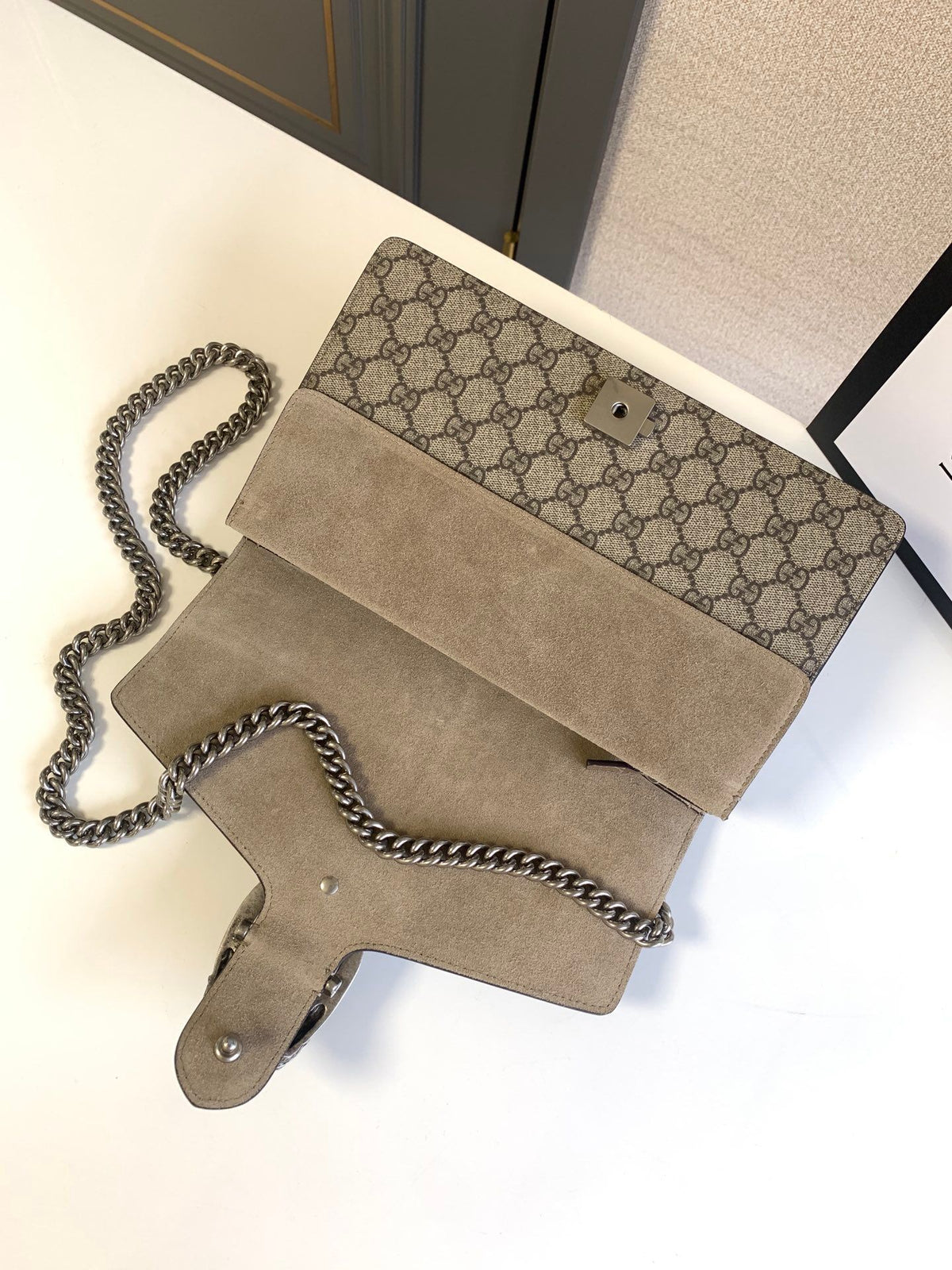 The highest version, original factory leather, top-grade original single product, comes with a full set of packaging. The bag, Diosus, is a medium-sized Pvc bag with khaki frosted leather. It remains a great favorite, and the entire bag looks more texture