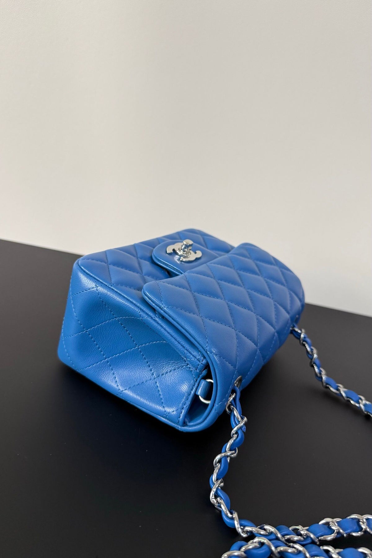 Electric Blue Classic Flap Classic Cf Square Fatty is back in stock. It is exquisite and durable. It is a timeless style that can be matched with anything.