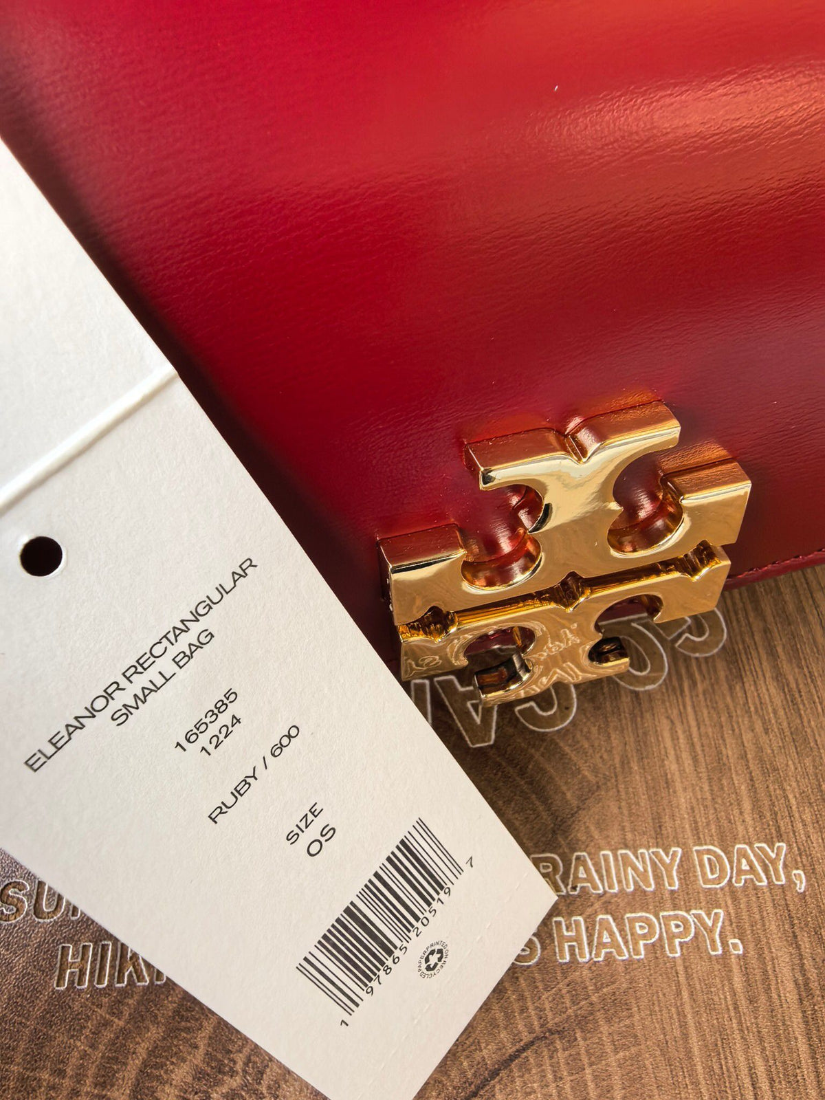TB Eleanor's new mini tofu bag, numbered 204, features a chain that can be carried on the shoulder or diagonally. Made of Napa cowhide fabric, this modern version is exquisite, compact, and fashionable