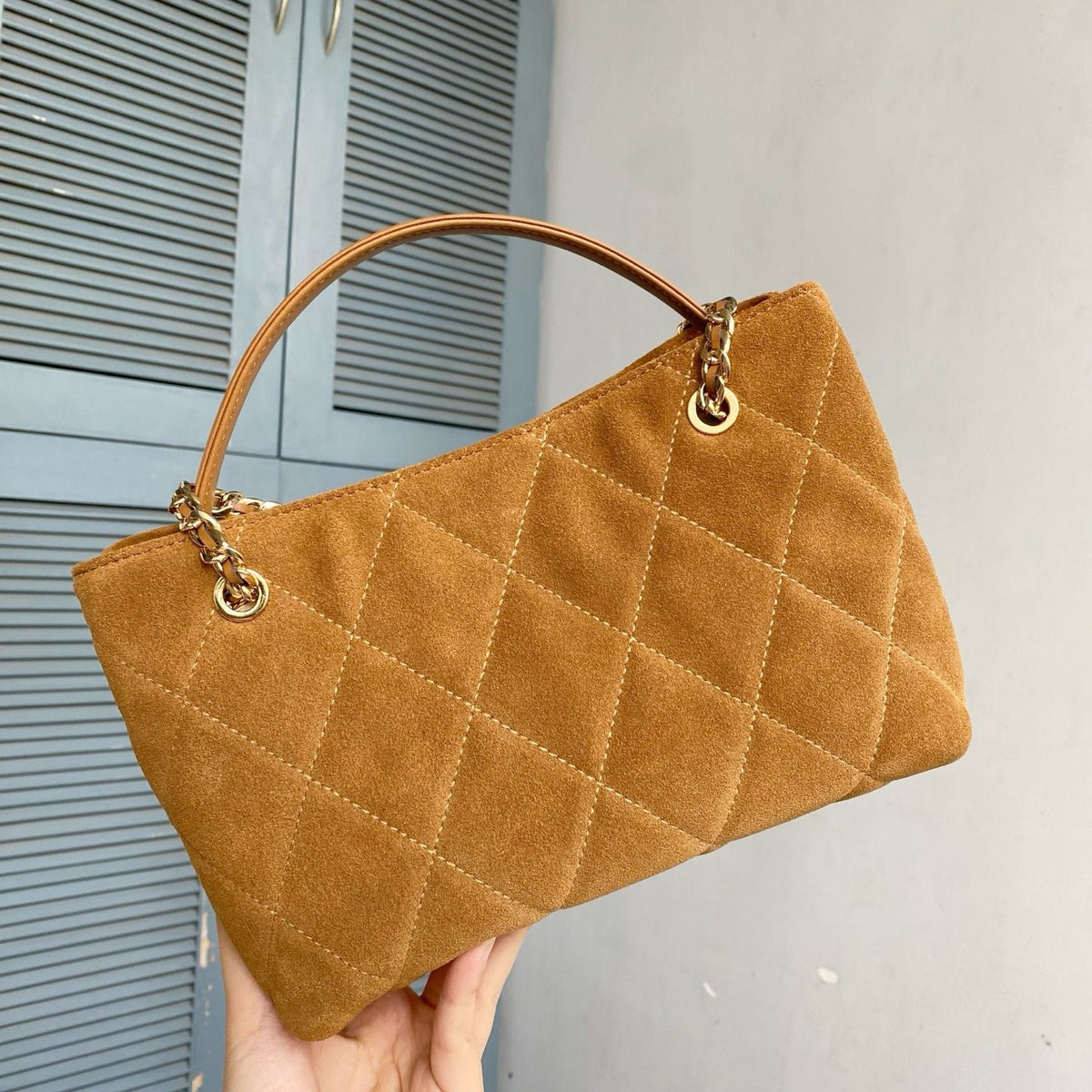 The TB new Fleming series is refreshed with a lightweight and slender quilted diamond grid pattern. This small handbag is crafted from soft leather and features a magnetic snap button with two pockets for easy storage. It can easily accommodate a tablet