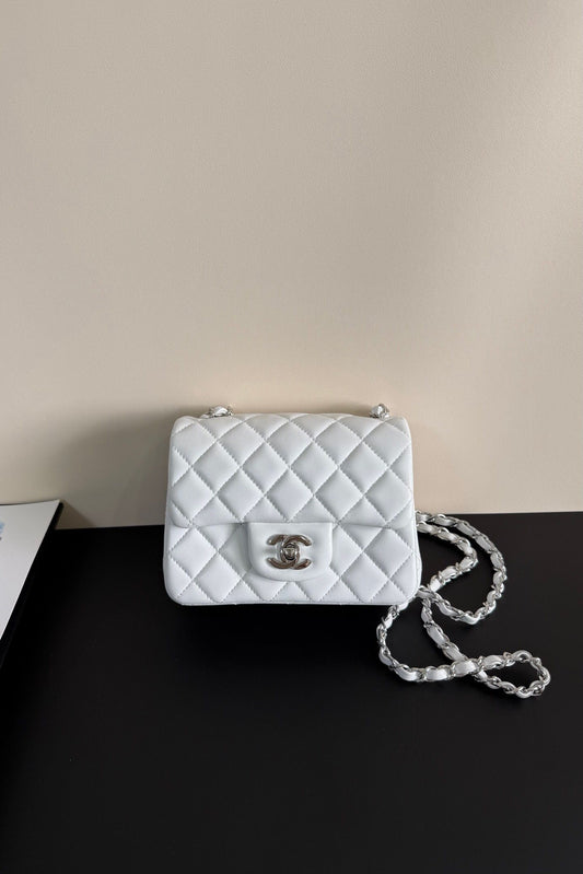 White silver buckle Classic Flap classic Cf square fat return is exquisite and durable, a timeless style that can be matched with anything