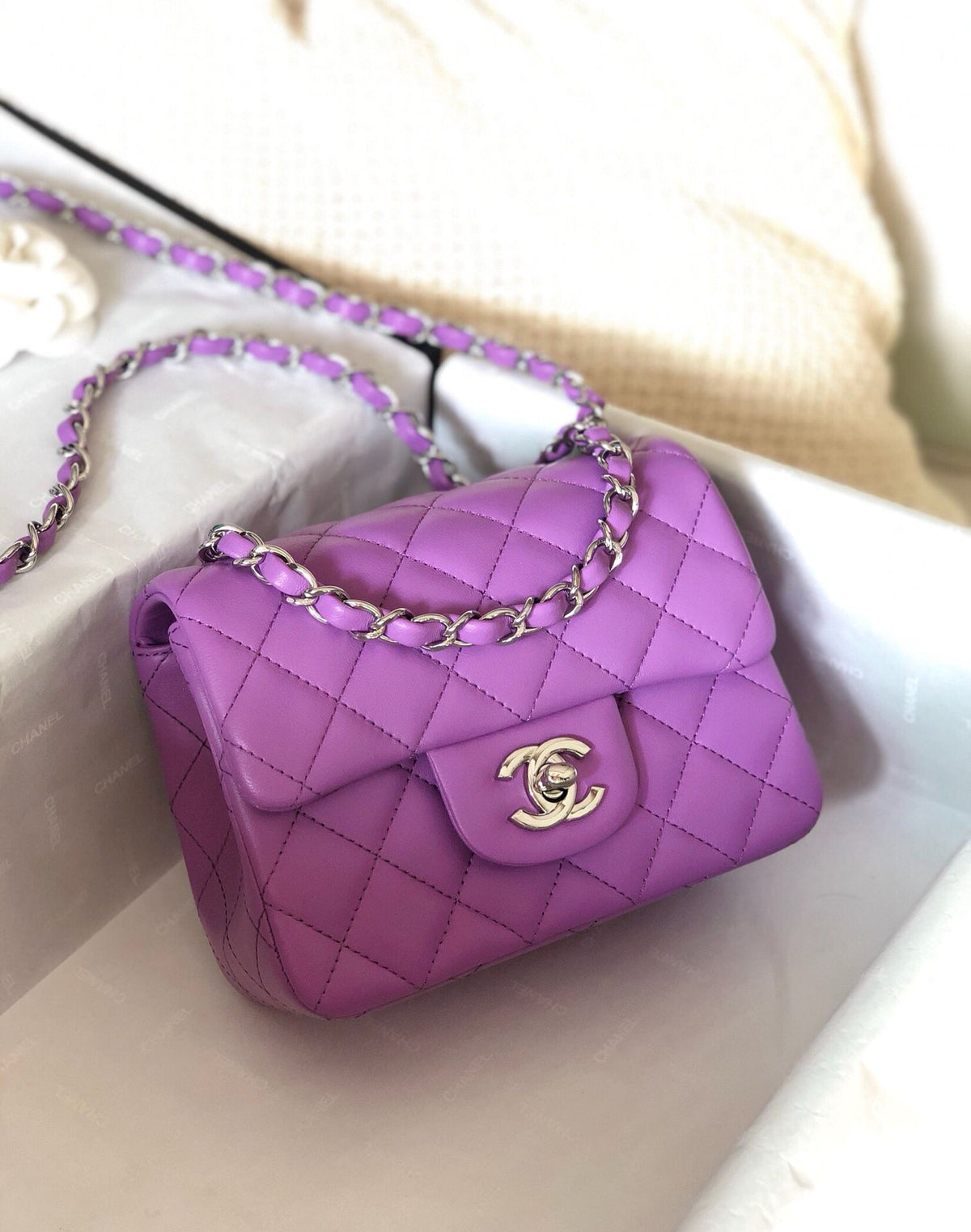 Fang Fatzi Mini 17cm CF has a very feminine elegance and inherits classics. It is listed as the historical sales champion and is an indispensable piece in every pink fan’s wardrobe. 17cm650 Sheepskin