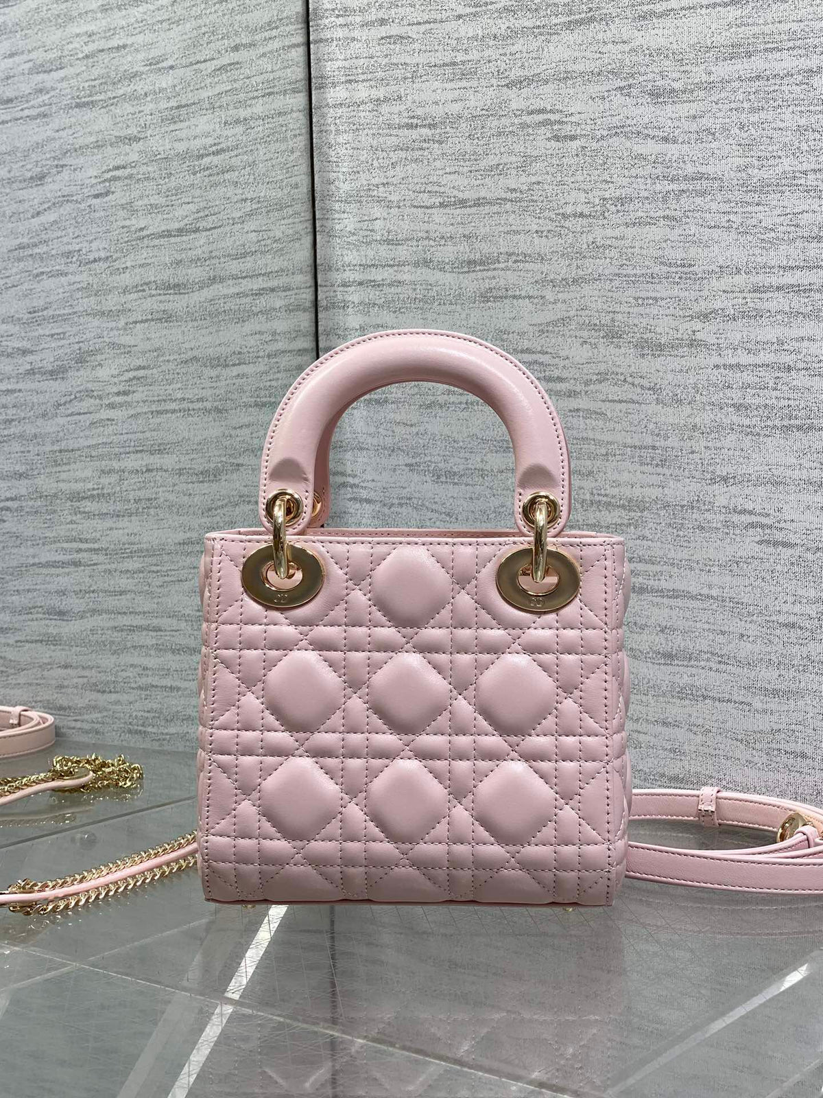 Soft Pink Spot Classic Lady Three Grid Bow Princess Bag is a must-have three grid small bag for everyone. It is charming, elegant, and full of aura, and can be carried diagonally. It is also full of feminine charm, classic fashion style, ins, and many