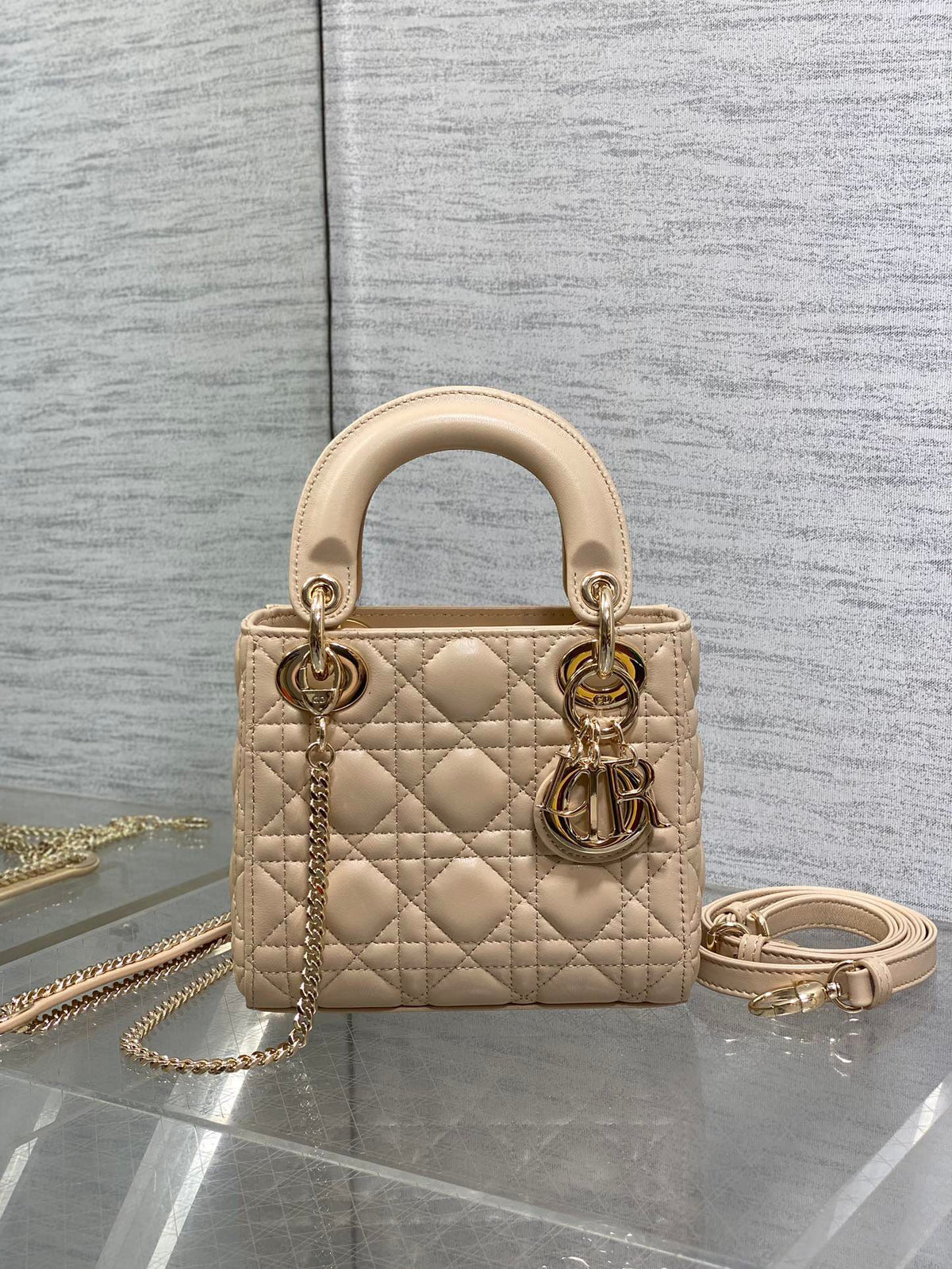 Ready in stock Classic Lady Bag, a must-have three-compartment bag for everyone. Charming, elegant and full of aura. It is also full of femininity when carried cross-body. Classic fashion style. This beautiful bag is available on Instagram and many fashio