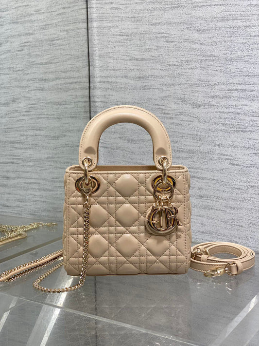 Ready in stock Classic Lady Bag, a must-have three-compartment bag for everyone. Charming, elegant and full of aura. It is also full of femininity when carried cross-body. Classic fashion style. This beautiful bag is available on Instagram and many fashio