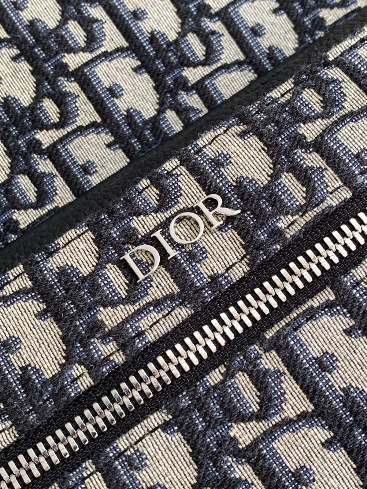 Large white steel label Top original order This Rider backpack has a simple silhouette. The classic college style is full of vitality. Fashionable and modern. Carefully crafted from beige and black jacquard fabrics. Decorated with Oblique print. Continuin