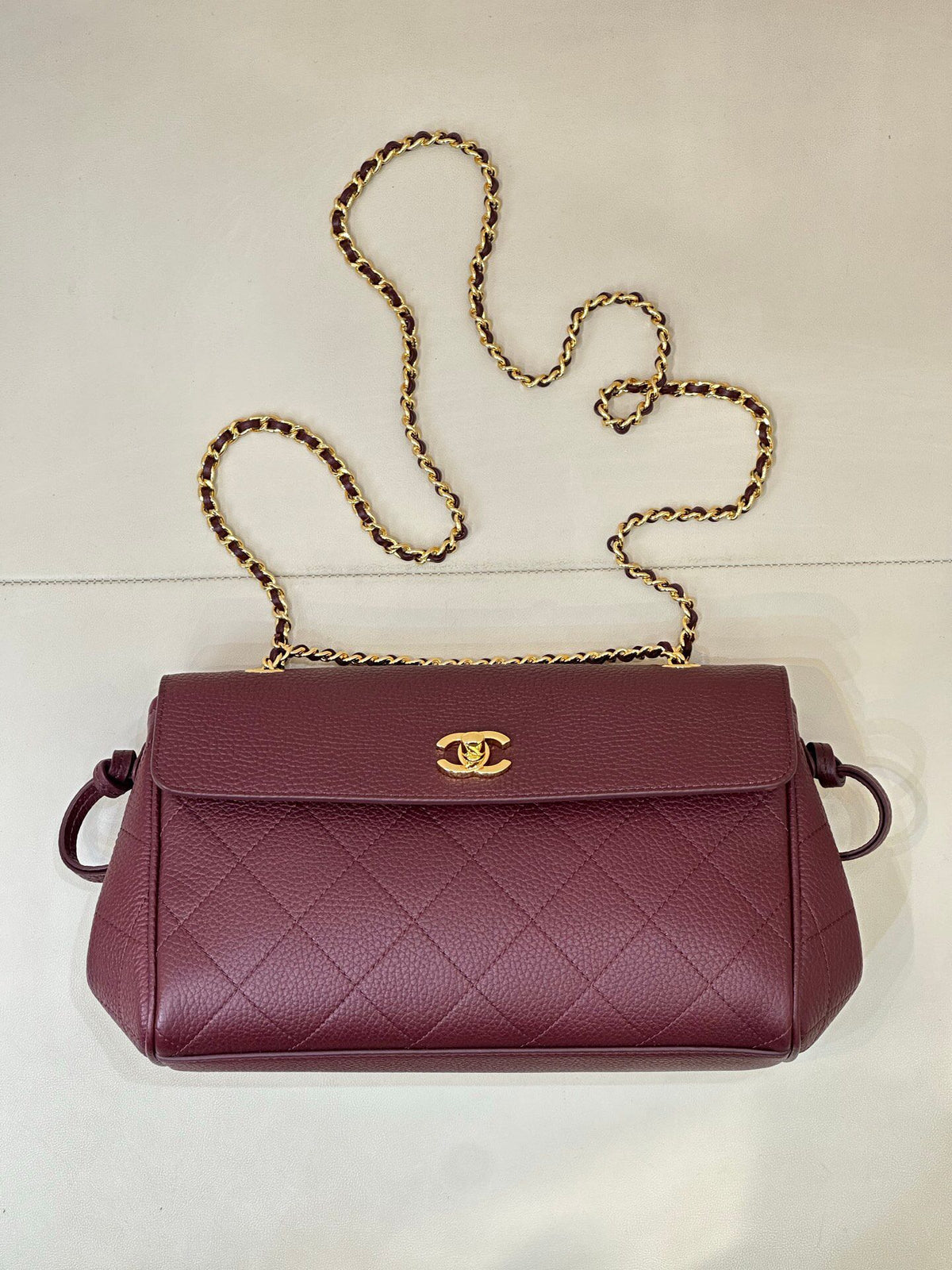 Burgundy, a mellow retro burgundy, responsible for the atmosphere of autumn and winter. It is more restrained and calm than the regular red. It is a perfect match for the coat. It directly fills the atmosphere of holiday parties.