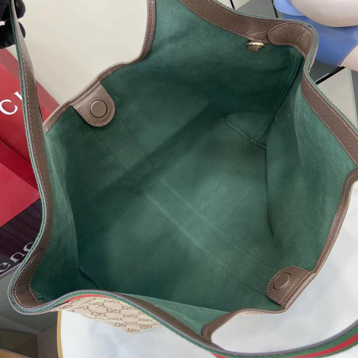 this top-of-the-line original single-piece bag with original leather and full packaging is the latest addition to the Giglio series, showcased at the 2026 early spring fashion show in Florence. It pays tribute to the brand's Italian roots