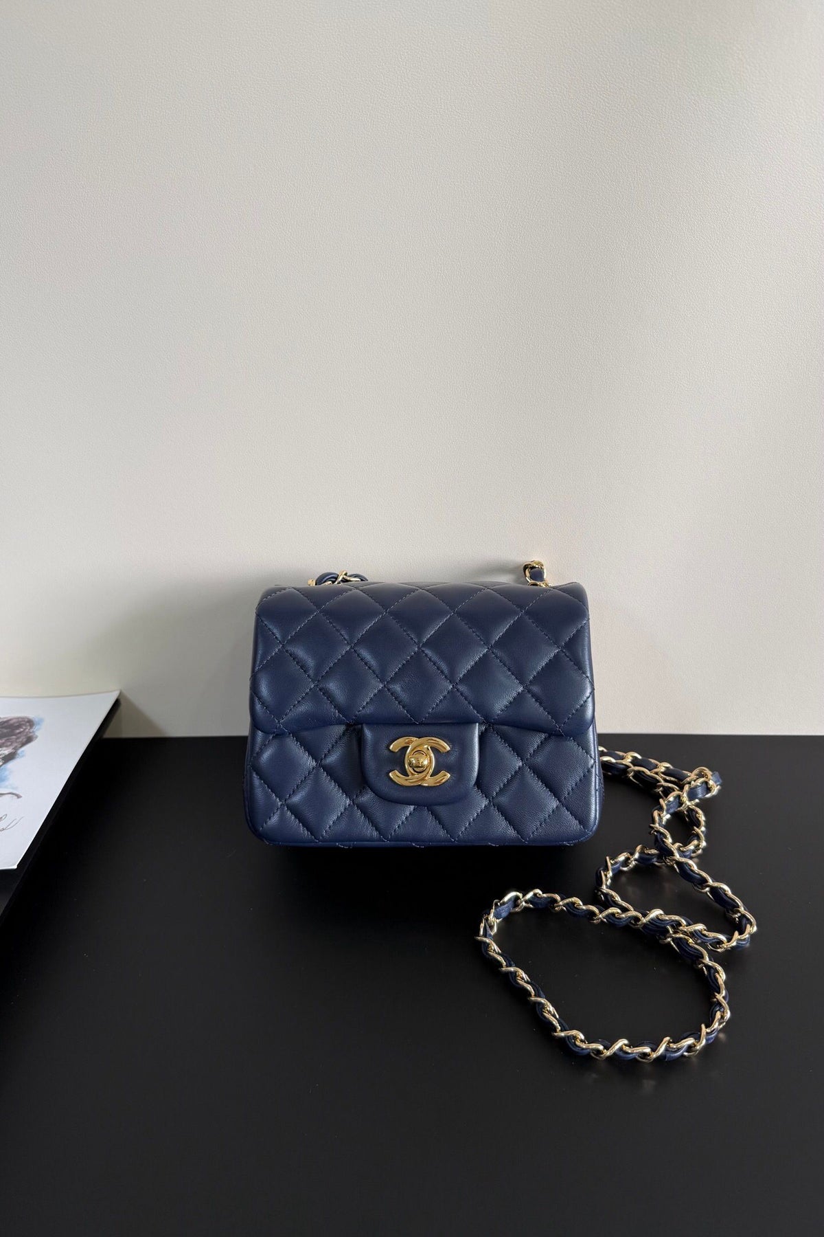 Dark blue Classic Flap classic Cf square fat boy is back in stock. It is exquisite and durable. It is a timeless style that can be matched with anything.