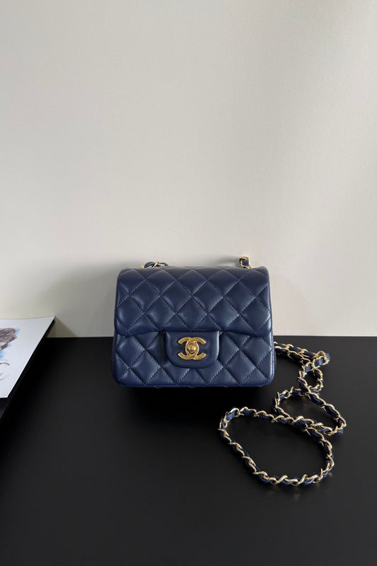 Dark blue Classic Flap classic Cf square fat boy is back in stock. It is exquisite and durable. It is a timeless style that can be matched with anything.