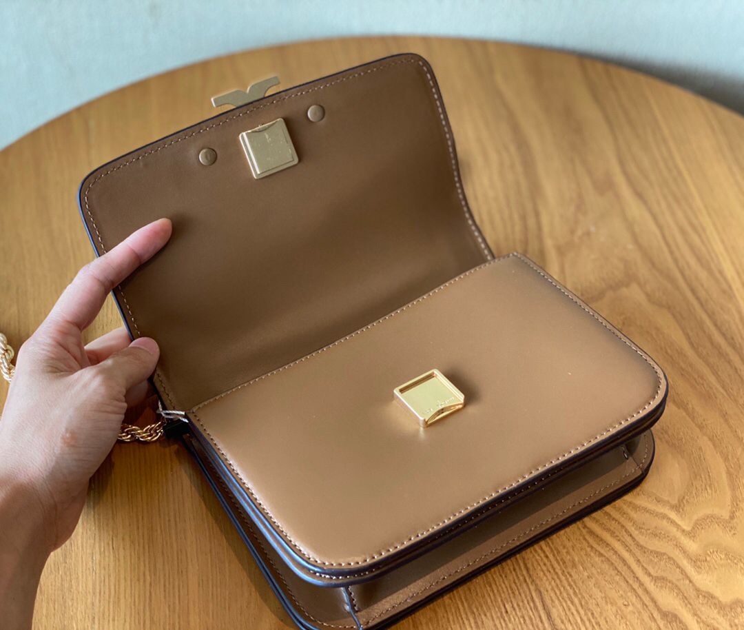 The apricot colored TORY BURCH ELEANOR SAMLL CONVERTIBLE SHOULDET BAG new tofu bag classic box bag is undoubtedly a good-looking and practical style with a stiff body