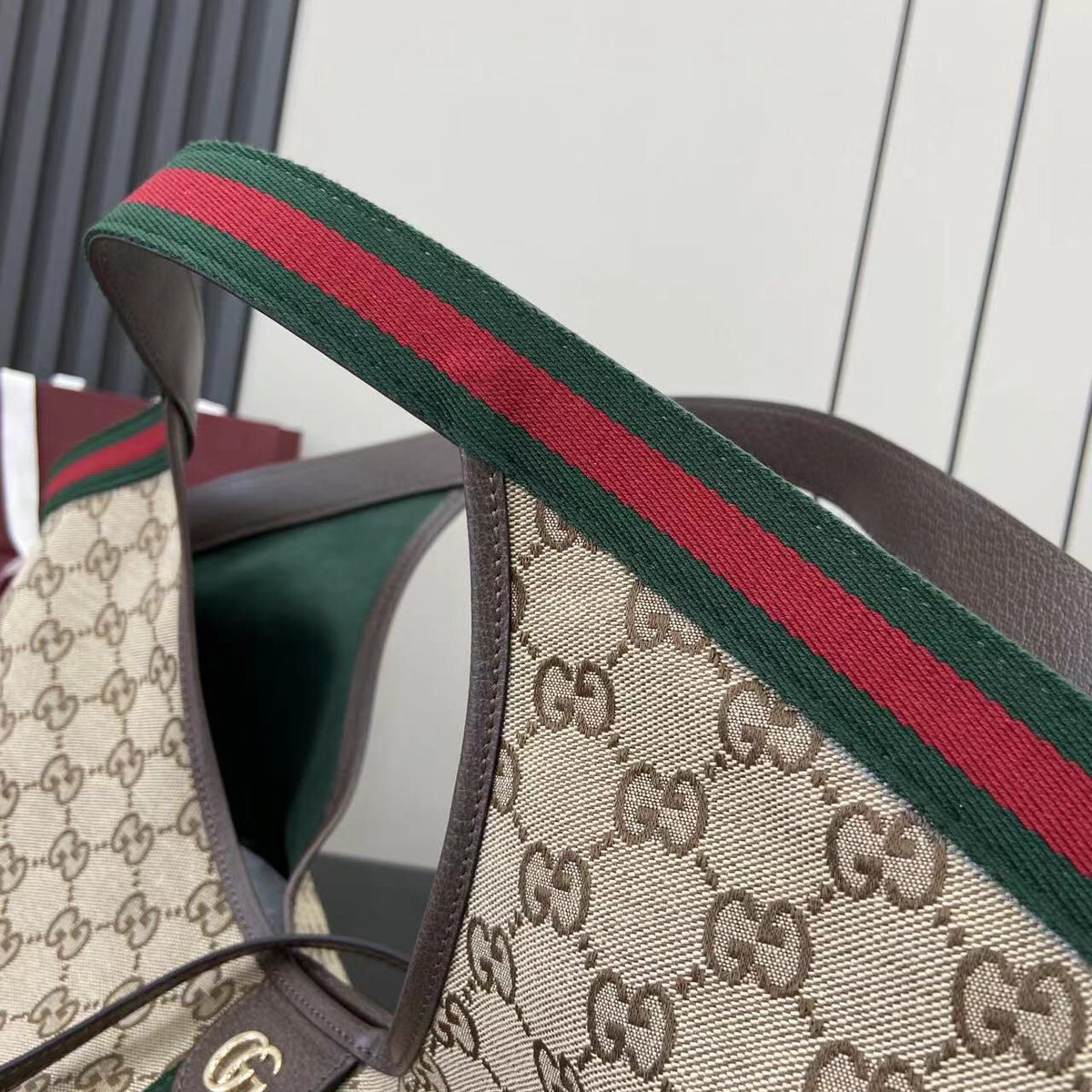 this top-of-the-line original single-piece bag with original leather and full packaging is the latest addition to the Giglio series, showcased at the 2026 early spring fashion show in Florence. It pays tribute to the brand's Italian roots