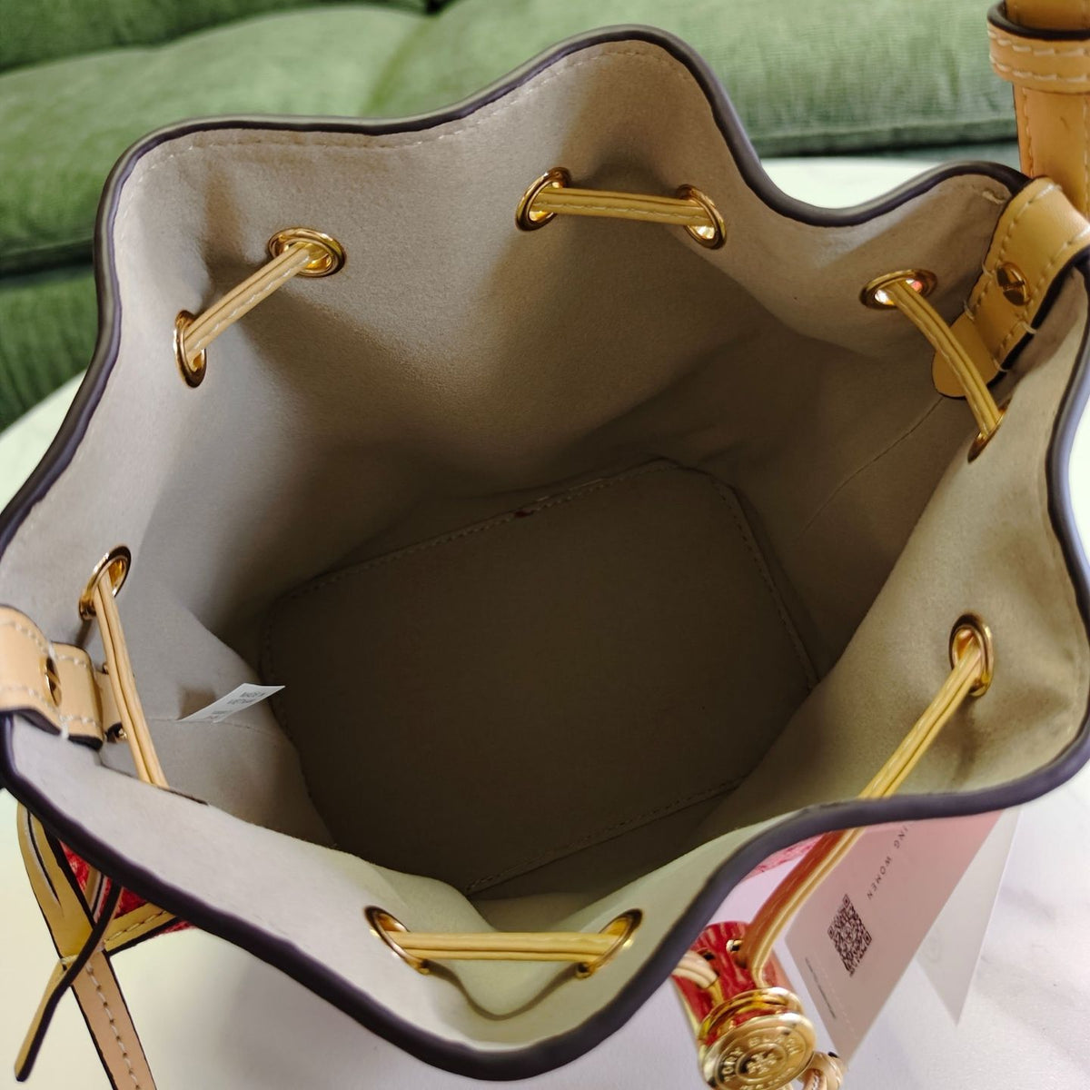 One of the design elements of Tory Burch's popular series, Eleanor Small Buet Bag Monogram, is the recognizable printing tool