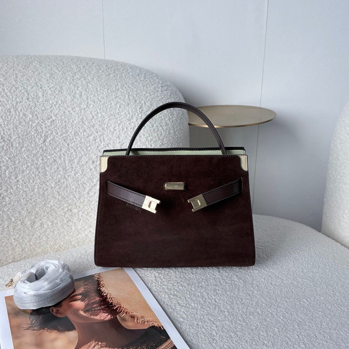 Tory Burch's new product features a dual bag setup, showcasing the elegance of black and rice. Classic black exudes a calm and sophisticated sophistication