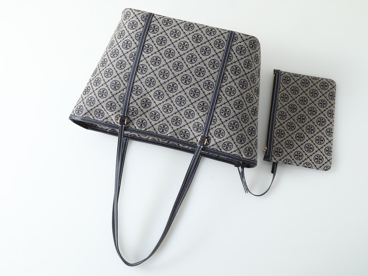 Tory Burch's new vintage tote bag features double T jacquard fabric and navy blue leather trim, making it durable and wear-resistant! The interior space is super large, with a 13 inch laptop folding umbrella that can hold commuting or mommy bags. The