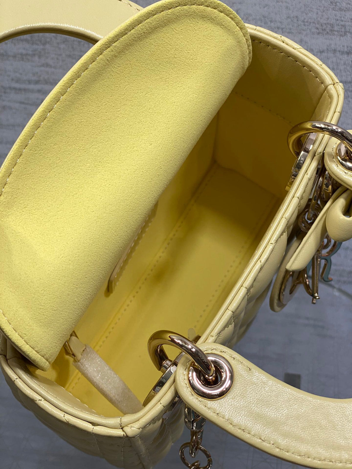 Chick yellow is in stock. Classic Lady's latest bow-tie Princess Diana bag. A must-have three-compartment bag for everyone. Charming, elegant and full of aura. It is also full of femininity when carried cross-body. Classic fashion style. This beautiful