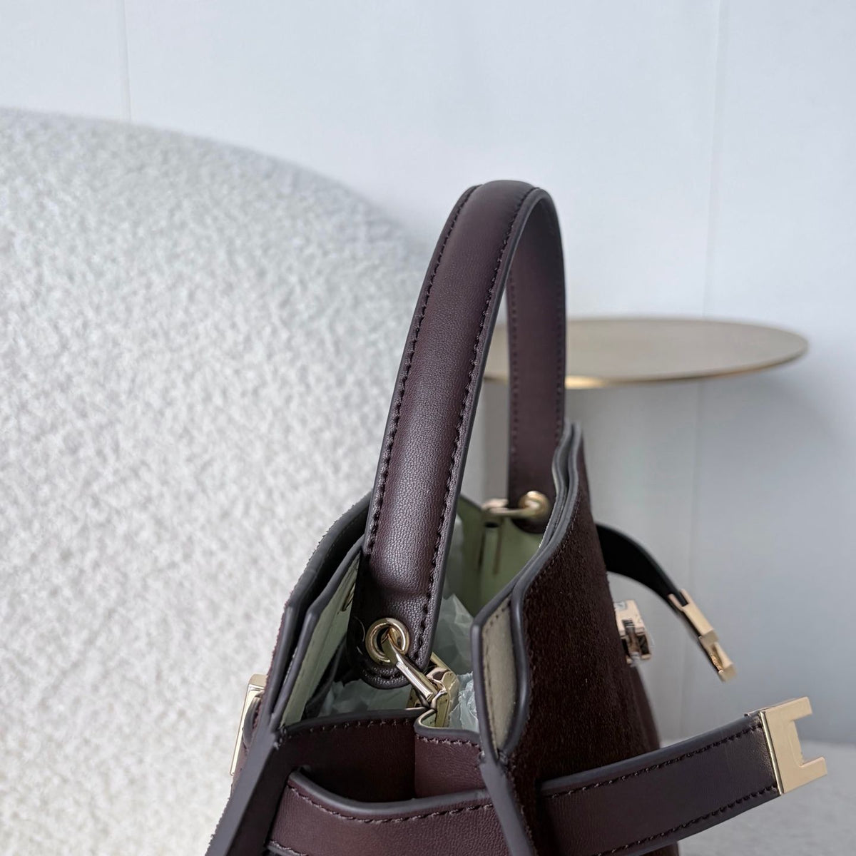 Tory Burch's new product features a dual bag setup, showcasing the elegance of black and rice. Classic black exudes a calm and sophisticated sophistication