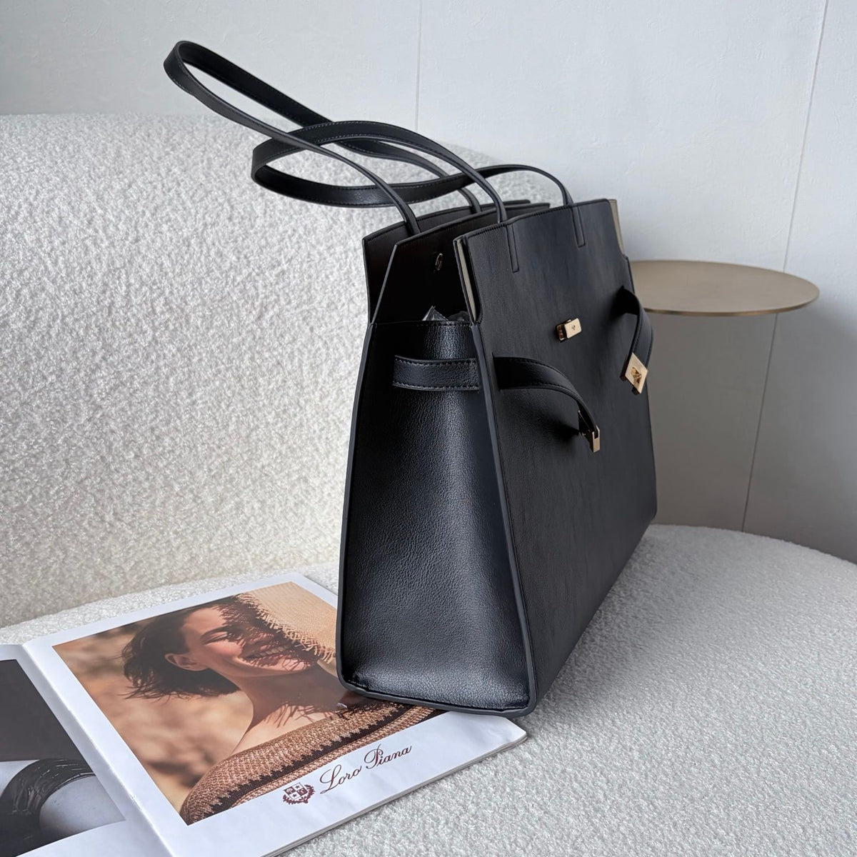 Tory Burch's new tote double bag is in place, showcasing the elegant competition between black and rice. Classic black exudes a calm and sophisticated sophistication