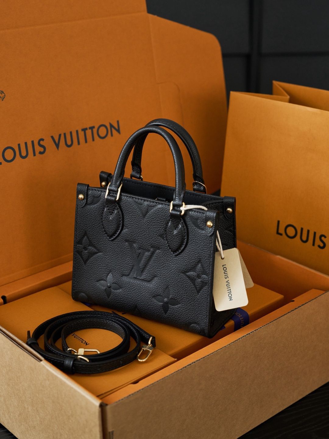ONTHEGO BB handbag M46993 P1200, made of original calfskin, featuring all-steel vacuum plating and a variable code chip version