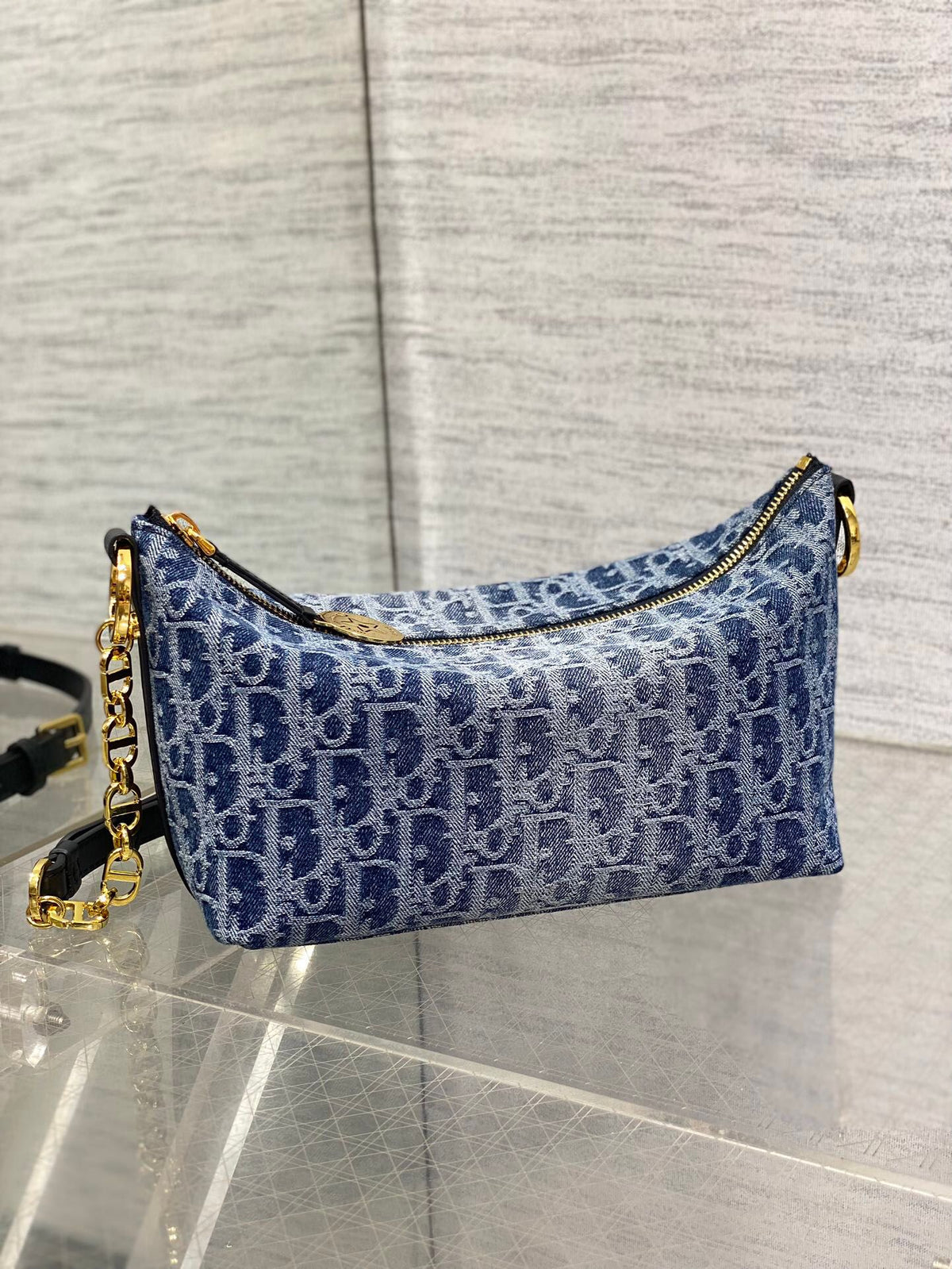 The Hobostar denim series has been planted on this bag. It reinterprets the classic letter pattern with an irregular stonewash effect, giving the bag a new style. The gradient effect is unique and handsome. The fashionable charm shown by the denim print
