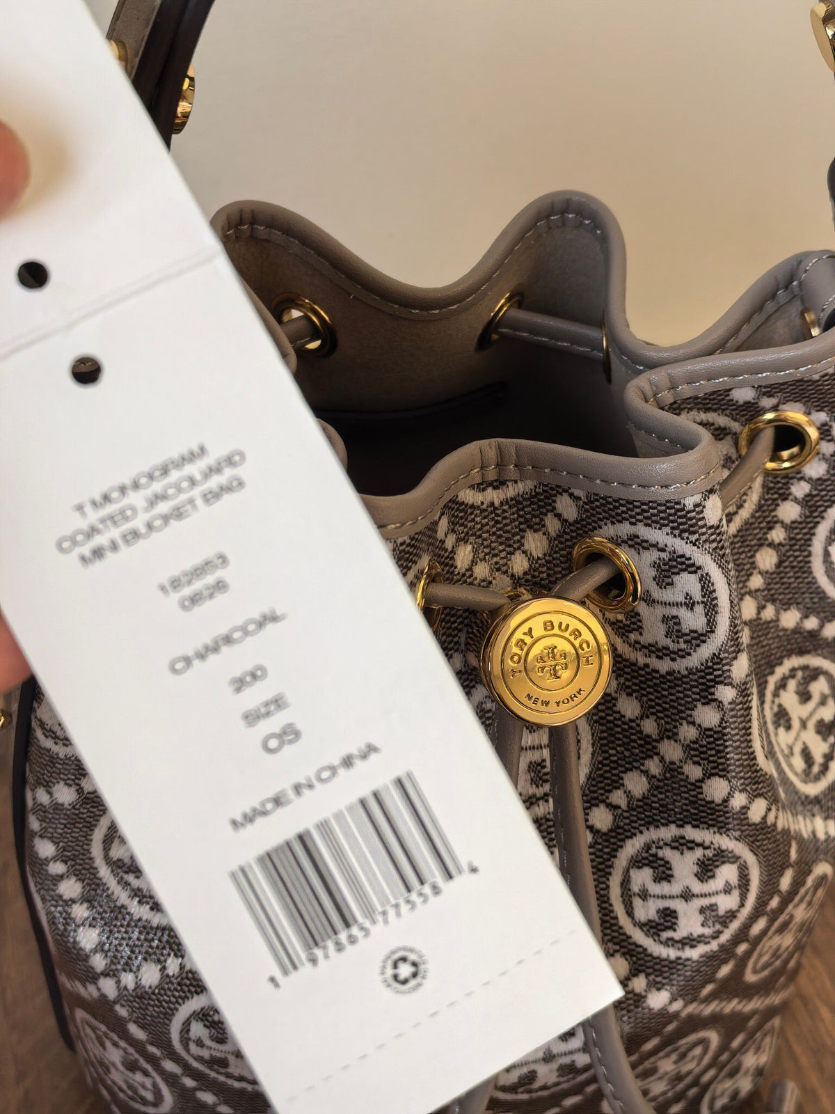 Number 1616, promise me that you must choose this color. Promise me that you must choose this charcoal gray TORY BURCH. It is low-key yet high-end, and can handle any style. The classic TMonogram jacquard pattern is really recognizable, matched with delic