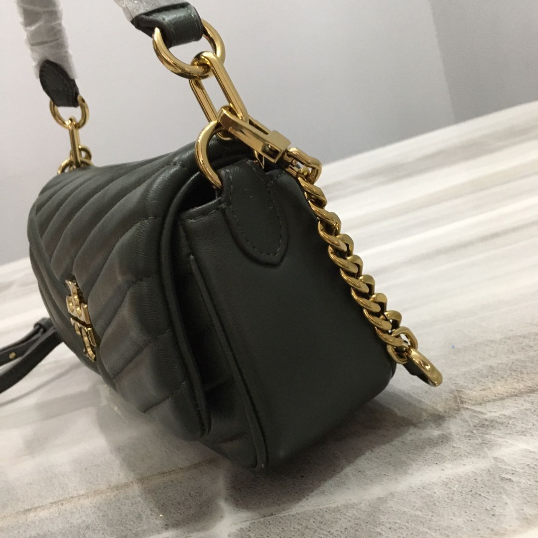TB Toribochi's new Kira armpit bag, new Kira shoulder bag, lightweight and suitable for being clipped under the armpit. Selected herringbone pattern quilted lambskin is made with tea gold metal accessories, iconic sloping double T logo and detachable