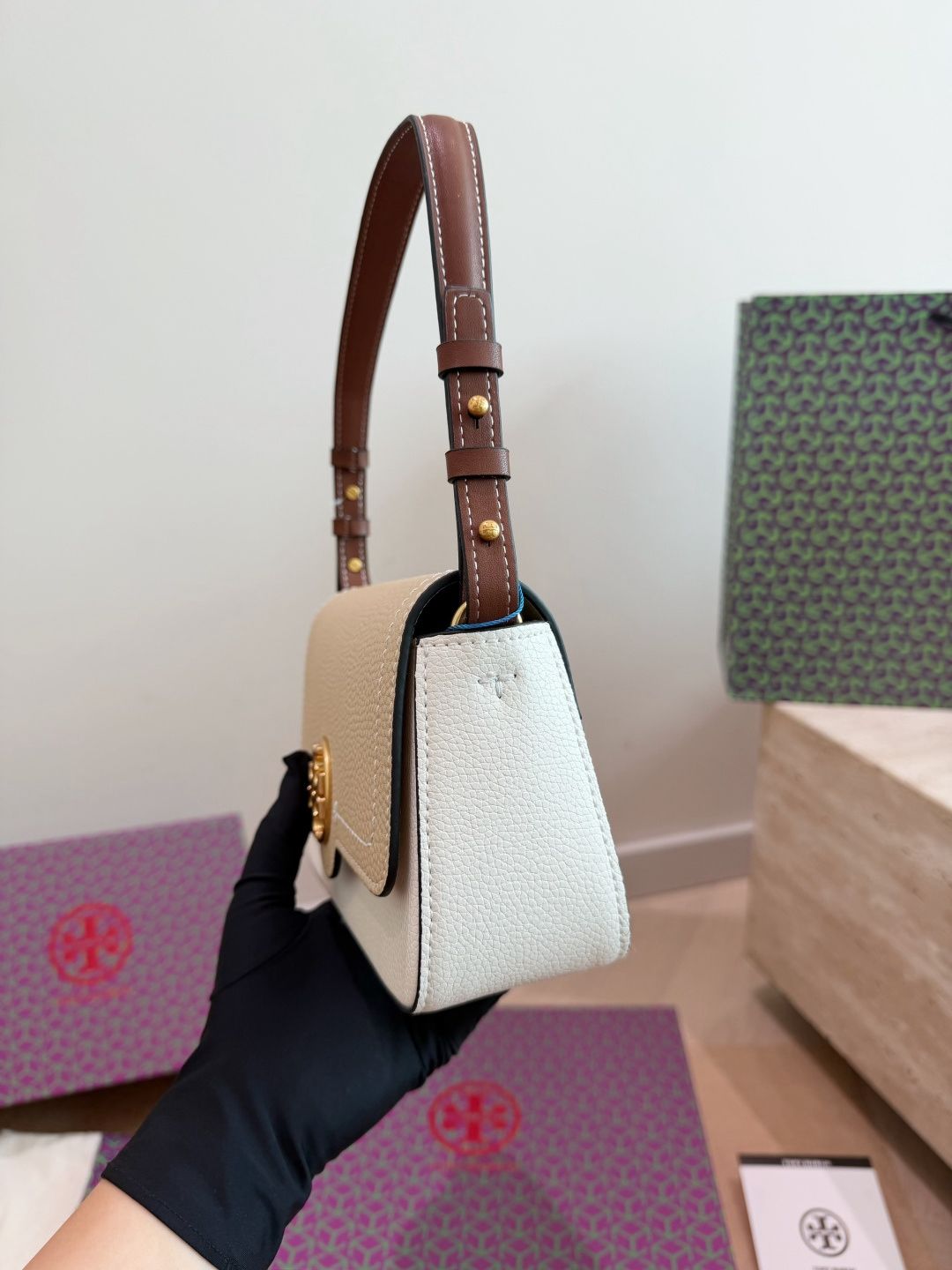 The leather Tory Burch bag is of moderate size Original order, custom made with origin label, imported fabric, super good texture and feel, durable and shiny hardware, non fading, single shoulder crossbody bag, fashionable and versatile, everything looks