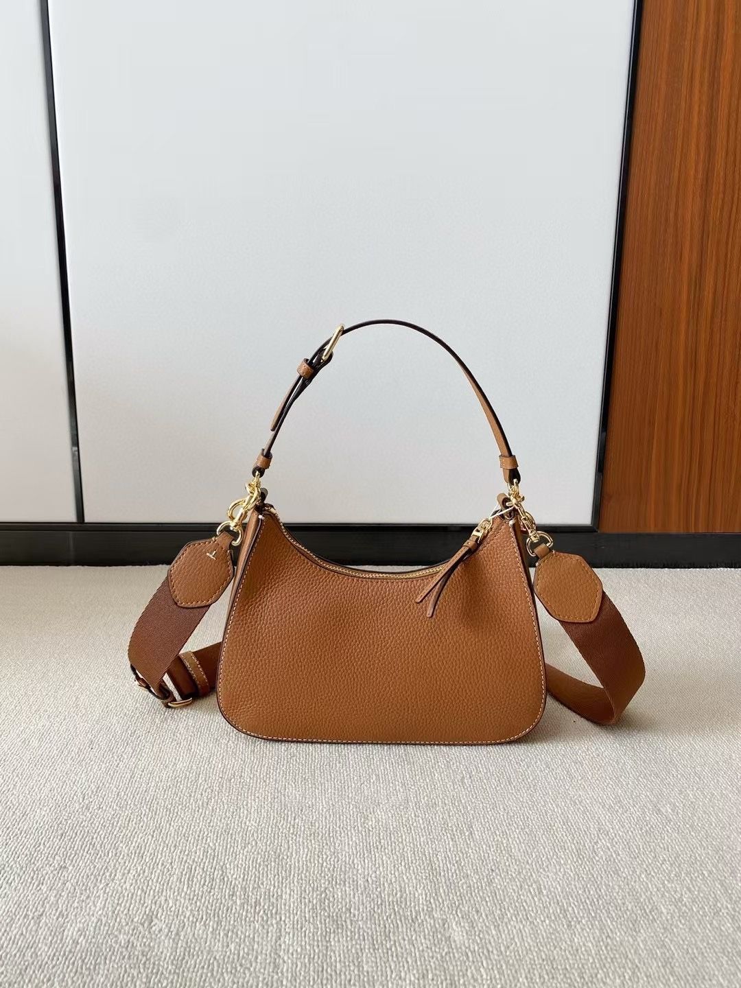 Brown capacity, large lychee grain cowhide, delicate and high-end