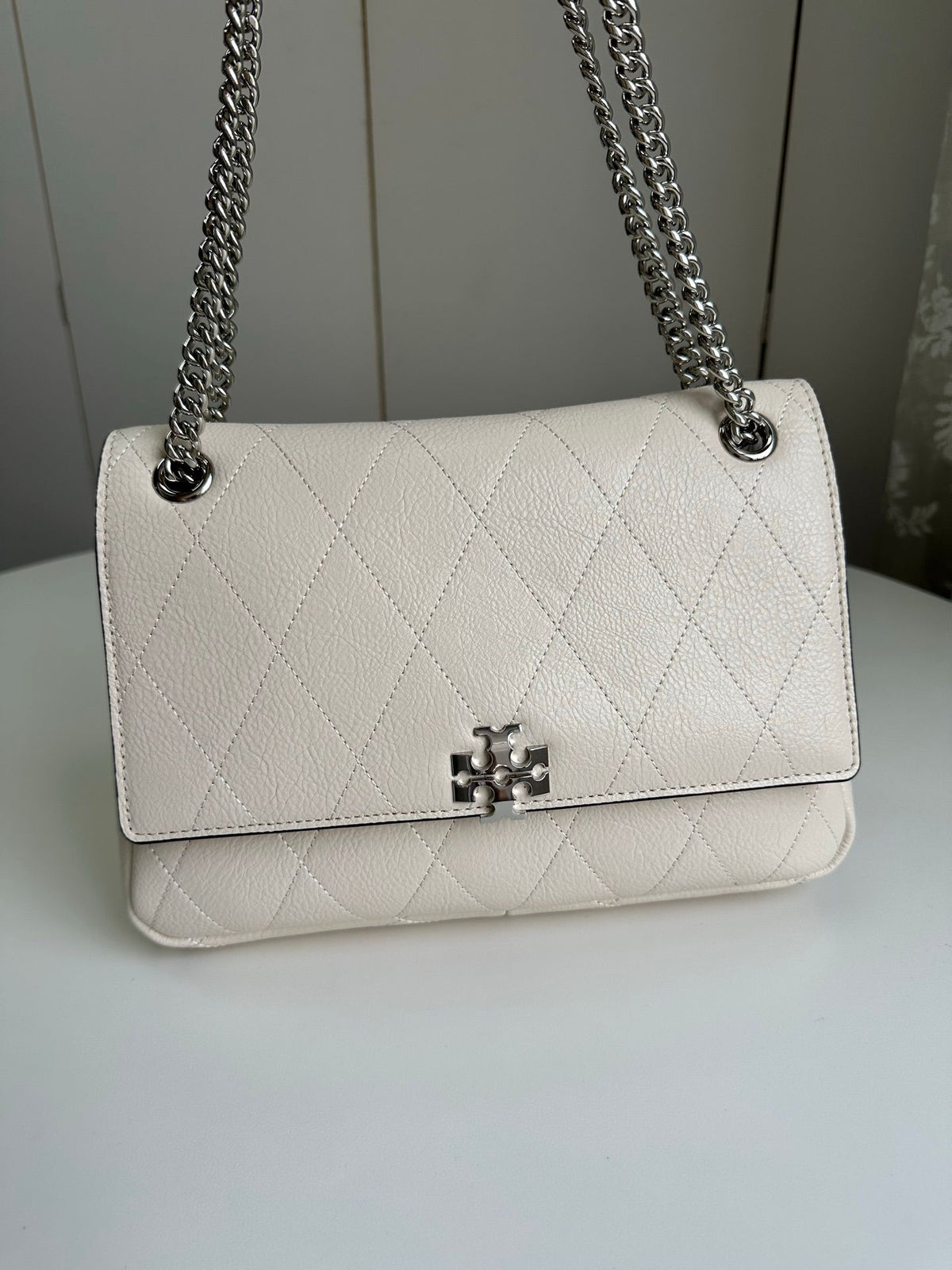 Number 1519 Tory Burch new model, you really understand girls, right? The diamond grid pattern comes with a gentle filter, and the silver chain adds a touch of sharpness. The back is effortless and exquisite. It can be worn all year round. White moonlight