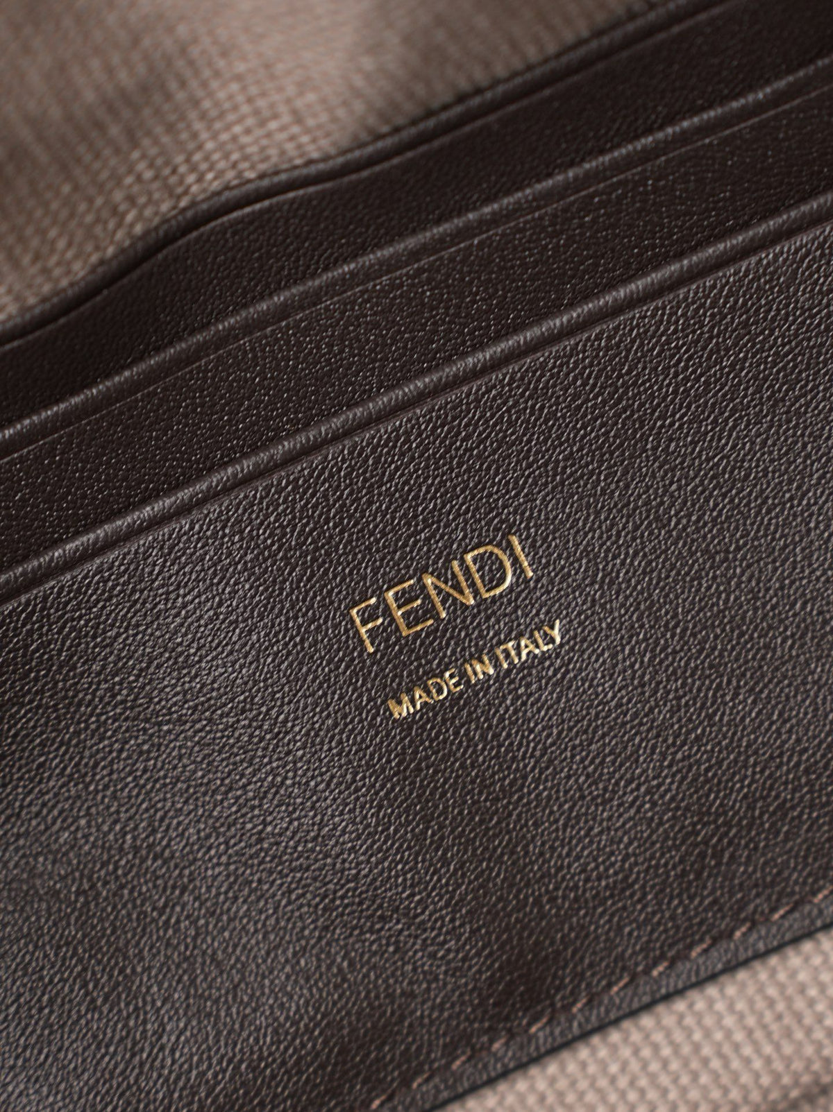 Model 6004, small size 20cm, FENDI's popular classic Baguette, crafted from high-quality canvas with advanced techniques. The entire bag features double FF three-dimensional embroidery, boasting an unparalleled texture. It comes with a detachable shoulder