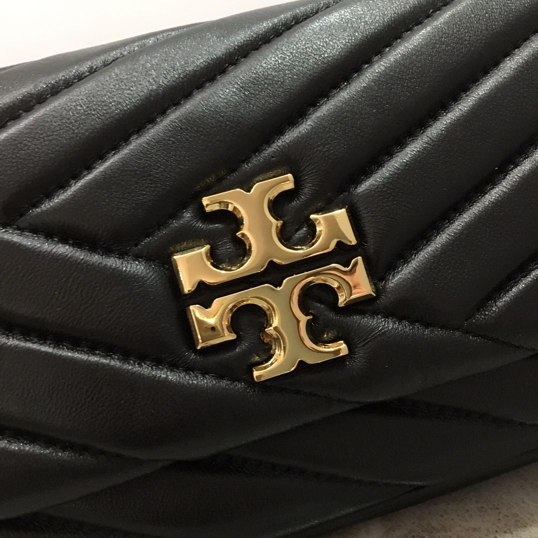 TB Toribochi's new Kira armpit bag, new Kira shoulder bag, lightweight and suitable for being clipped under the armpit. Selected herringbone pattern quilted lambskin is made with tea gold metal accessories, iconic sloping double T logo and detachable