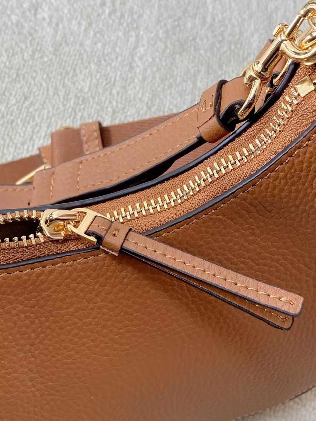 Brown capacity, large lychee grain cowhide, delicate and high-end
