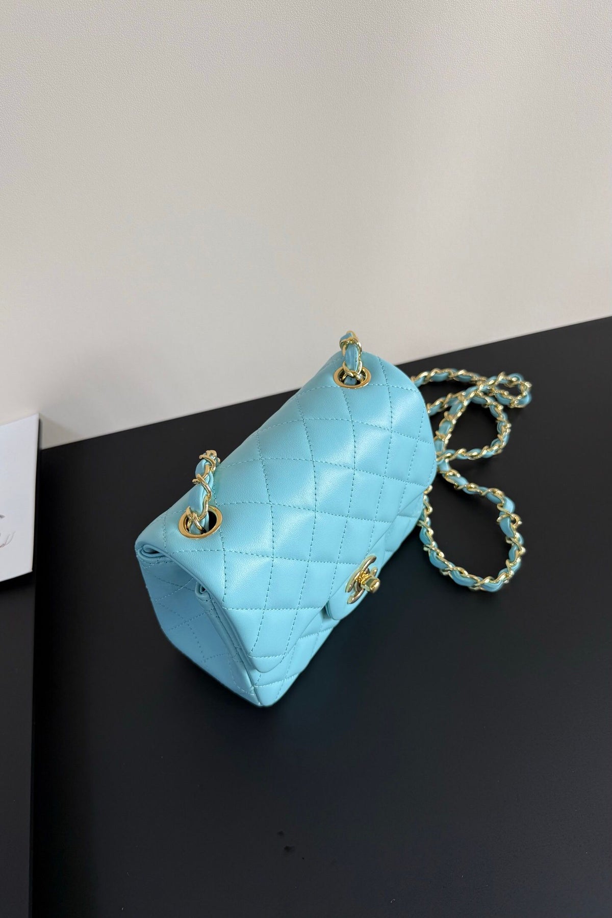 Tiffany blue and gold Classic Flap classic Cf square fat return is exquisite and durable. It is a timeless style that can be matched with anything.