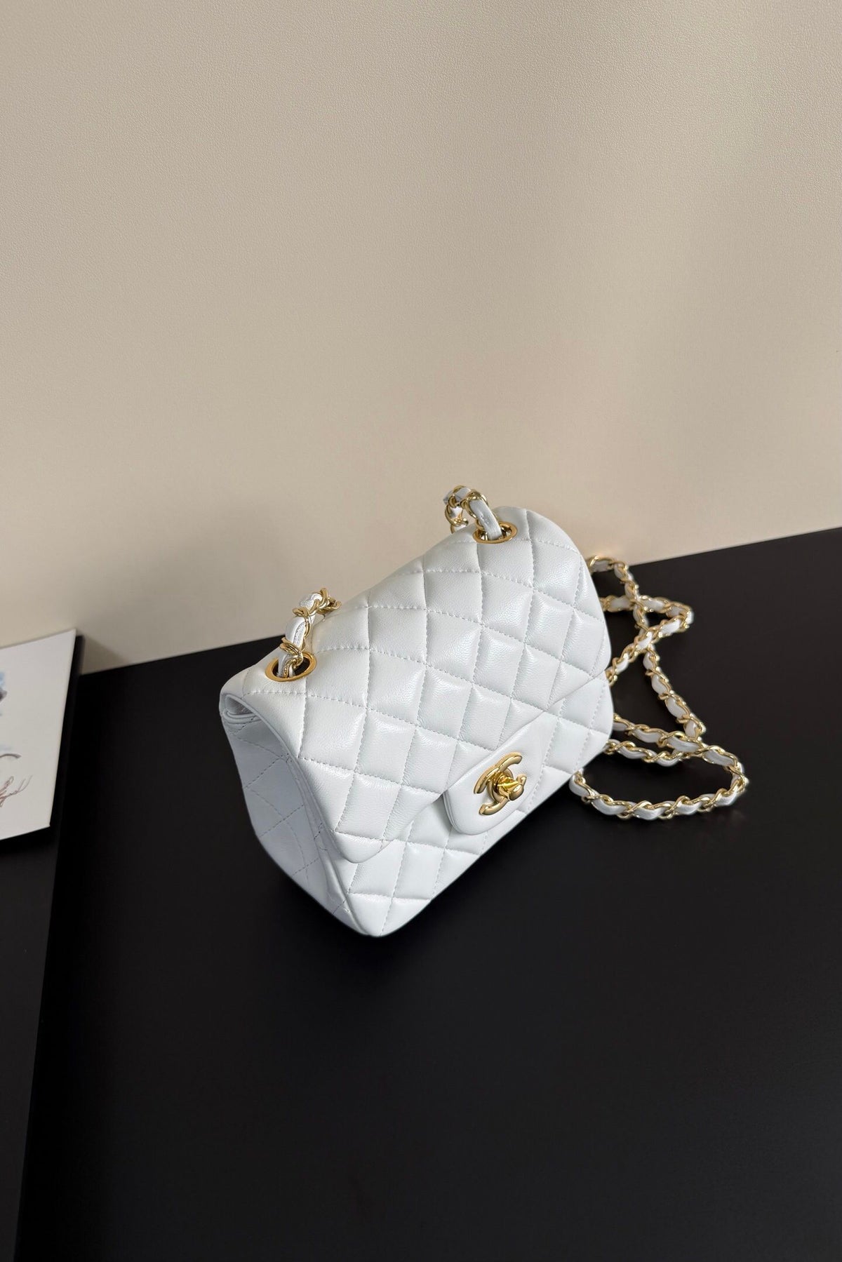 Pure white Classic Flap classic Cf square fat return is exquisite and durable. It is a timeless style that can be matched with anything.