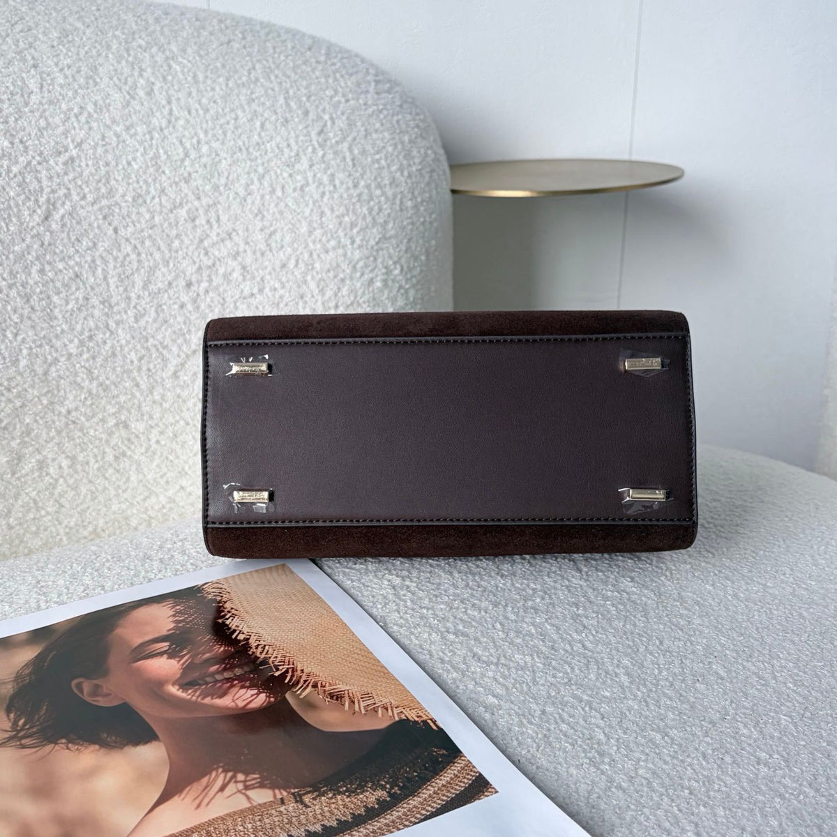 Tory Burch's new product features a dual bag setup, showcasing the elegance of black and rice. Classic black exudes a calm and sophisticated sophistication