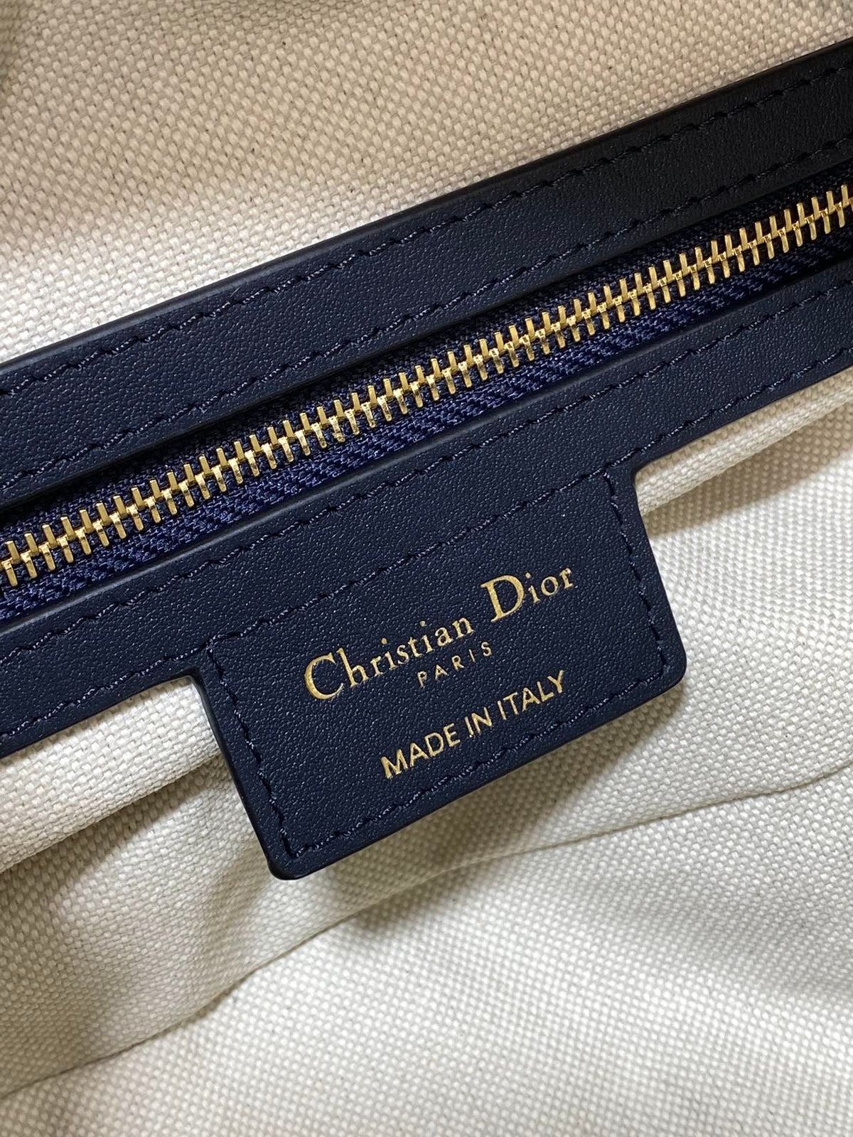 Small size in stock Journey series small blue cloth is popular at the beginning of the year. It hits the center of the bag directly. The hobo bag has a loose feeling. The shape of the bag is soft and casual. Classic presbyopia fabric with golden letter