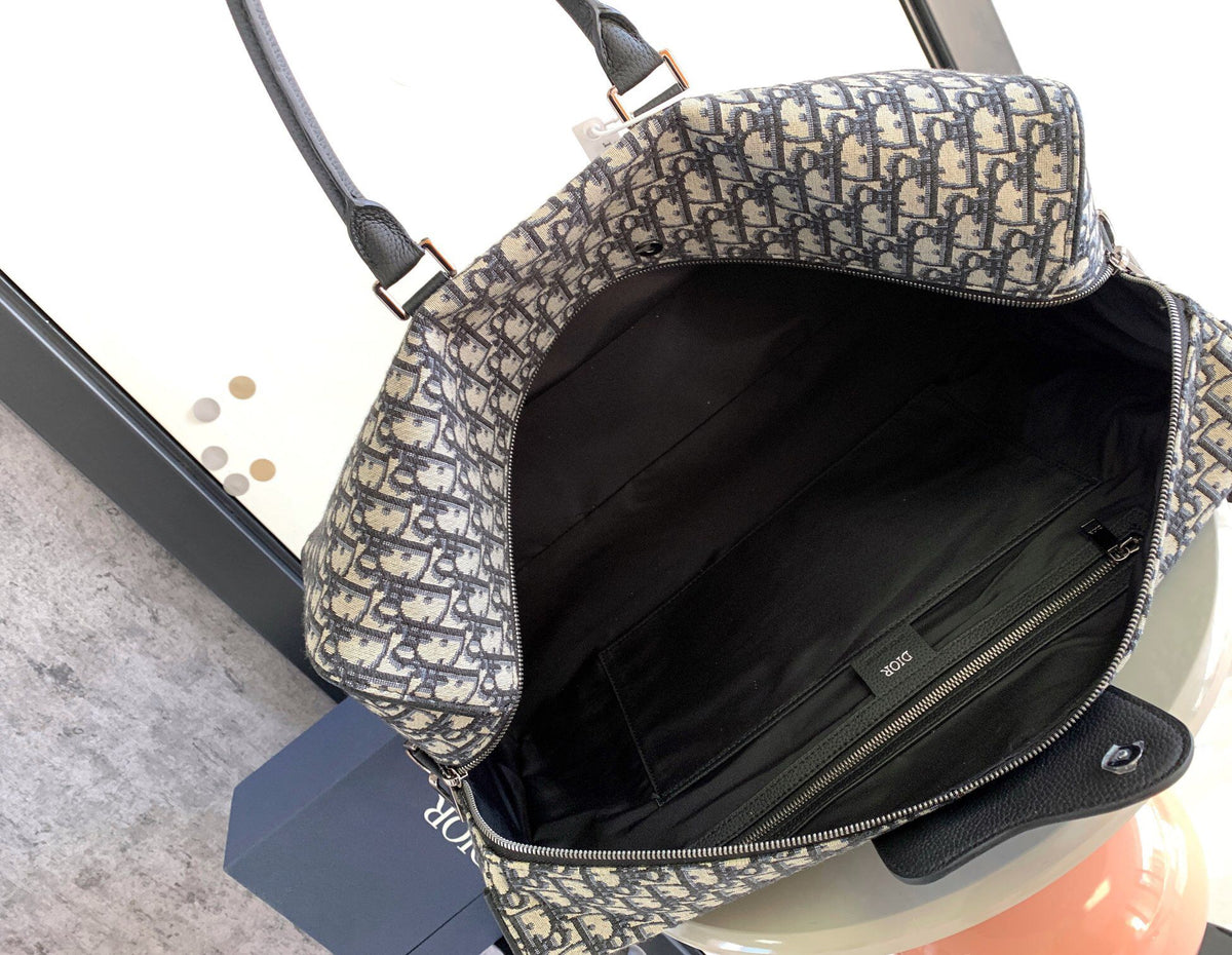 This Dio Lingot 50 handbag is new for this season. Practical yet elegant, it is unique. Crafted from beige and black Oblique printed fabric. Enhanced with black grained calfskin leather details. DIO logo on the front. Zippered compartment with saddle