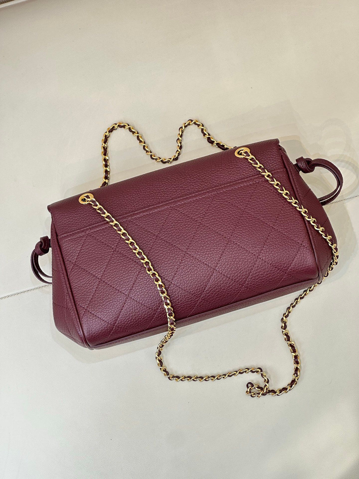 Burgundy, a mellow retro burgundy, responsible for the atmosphere of autumn and winter. It is more restrained and calm than the regular red. It is a perfect match for the coat. It directly fills the atmosphere of holiday parties.