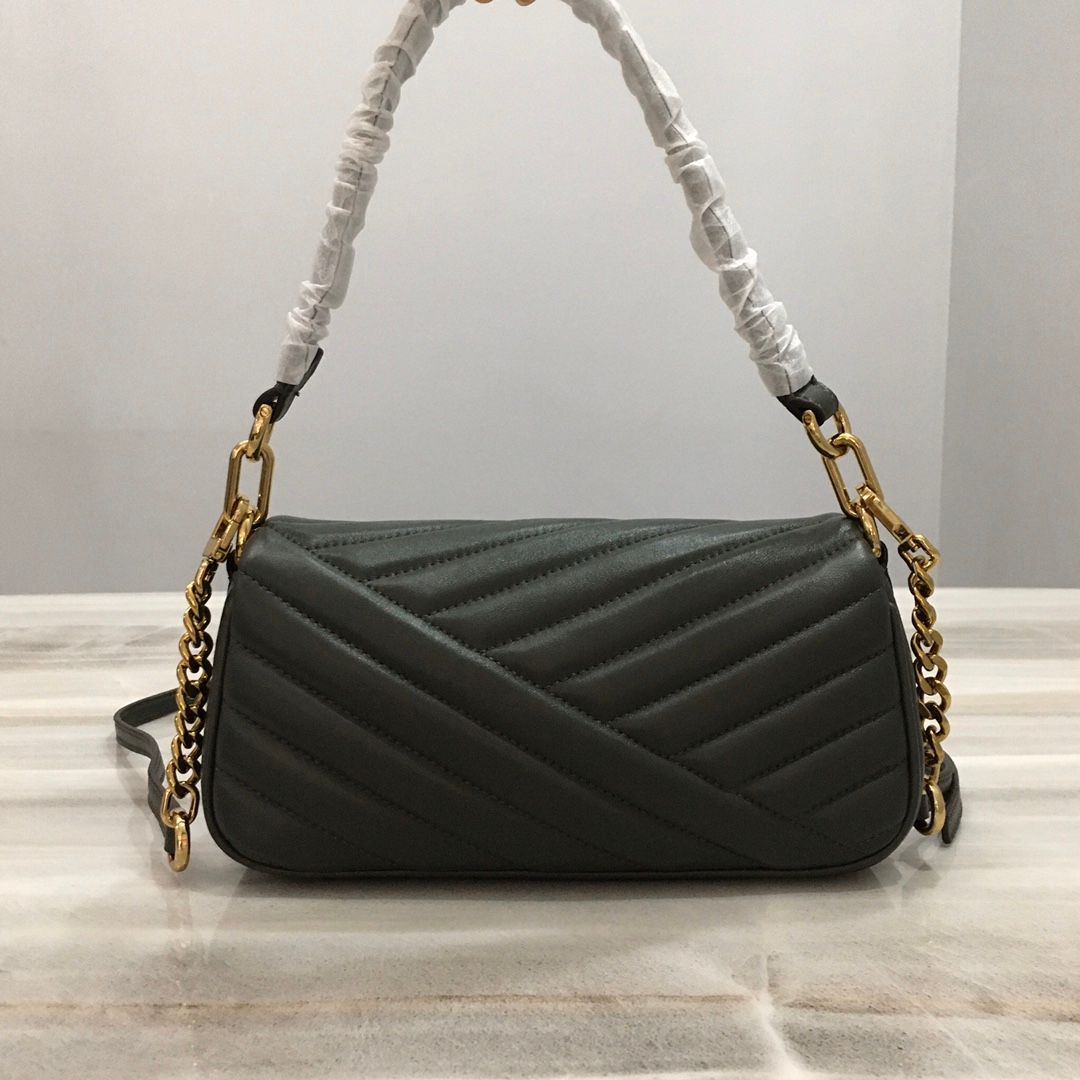 TB Toribochi's new Kira armpit bag, new Kira shoulder bag, lightweight and suitable for being clipped under the armpit. Selected herringbone pattern quilted lambskin is made with tea gold metal accessories, iconic sloping double T logo and detachable