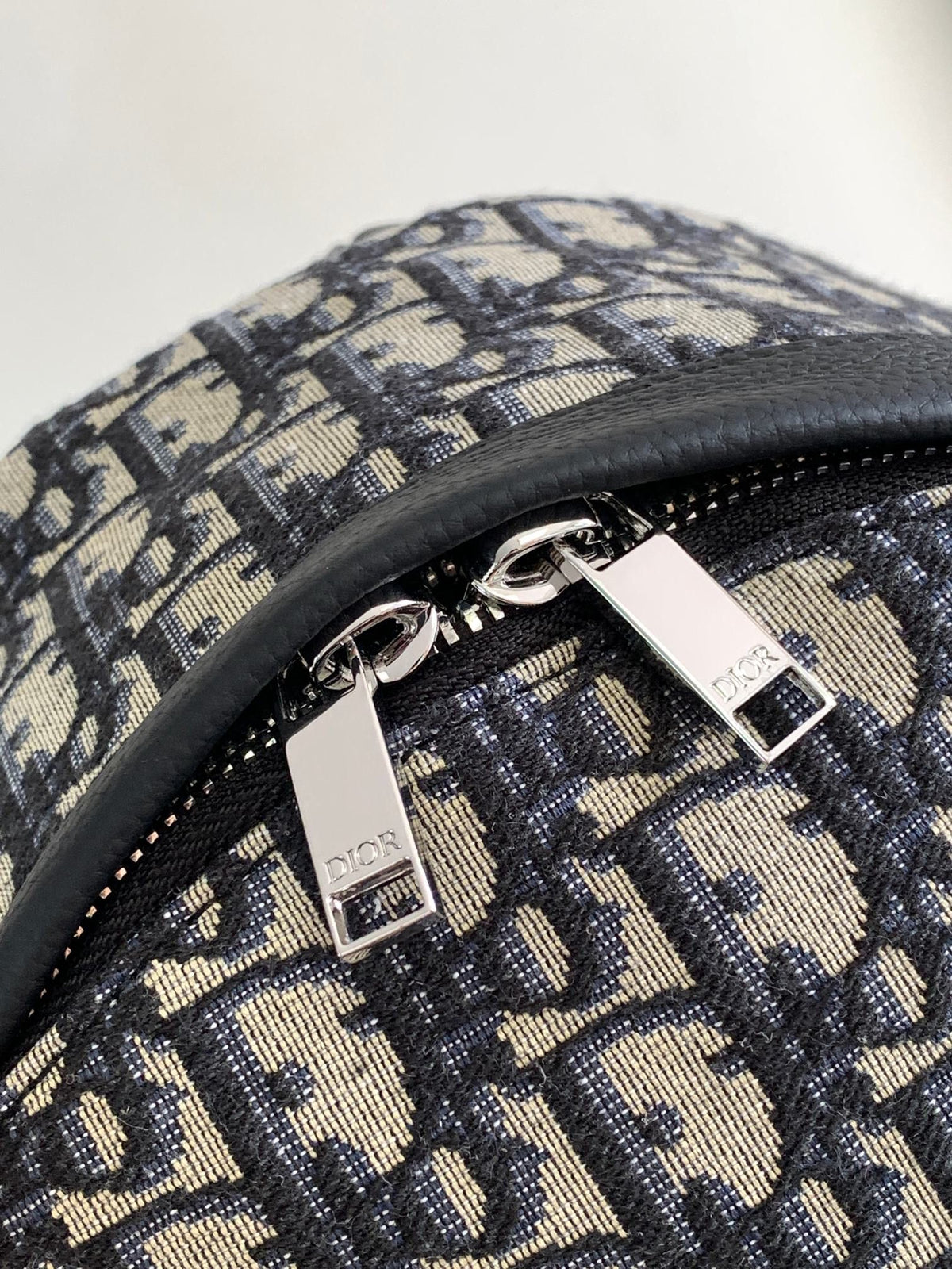 New version Small white steel lettering This Rider backpack has a simple silhouette. The classic collegiate style is full of energy. Inspired by the Dior men's collection, it is reinterpreted in beige and blue jacquard fabrics. Oblique print throughout
